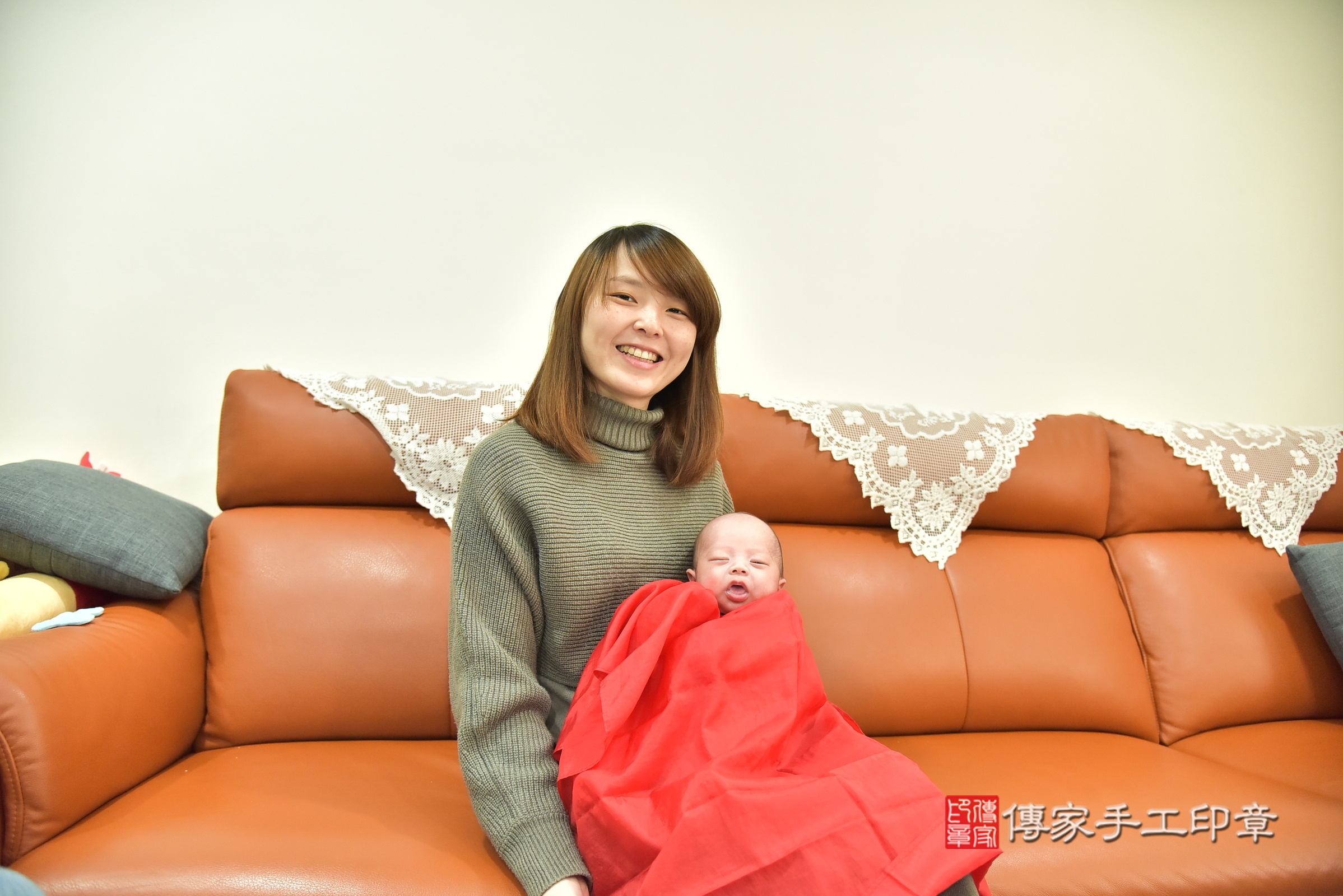 小滐寶寶(新北市土城區到府嬰兒小滐寶寶滿月剃頭理髮、到府嬰兒剃胎毛儀式吉祥話)。到府剃頭剃胎毛主持、專業拍照、證書。★購買「臍帶章、肚臍章、胎毛筆刷印章」贈送：剃頭、收涎、抓周，三選一。2025.1.18，照片14