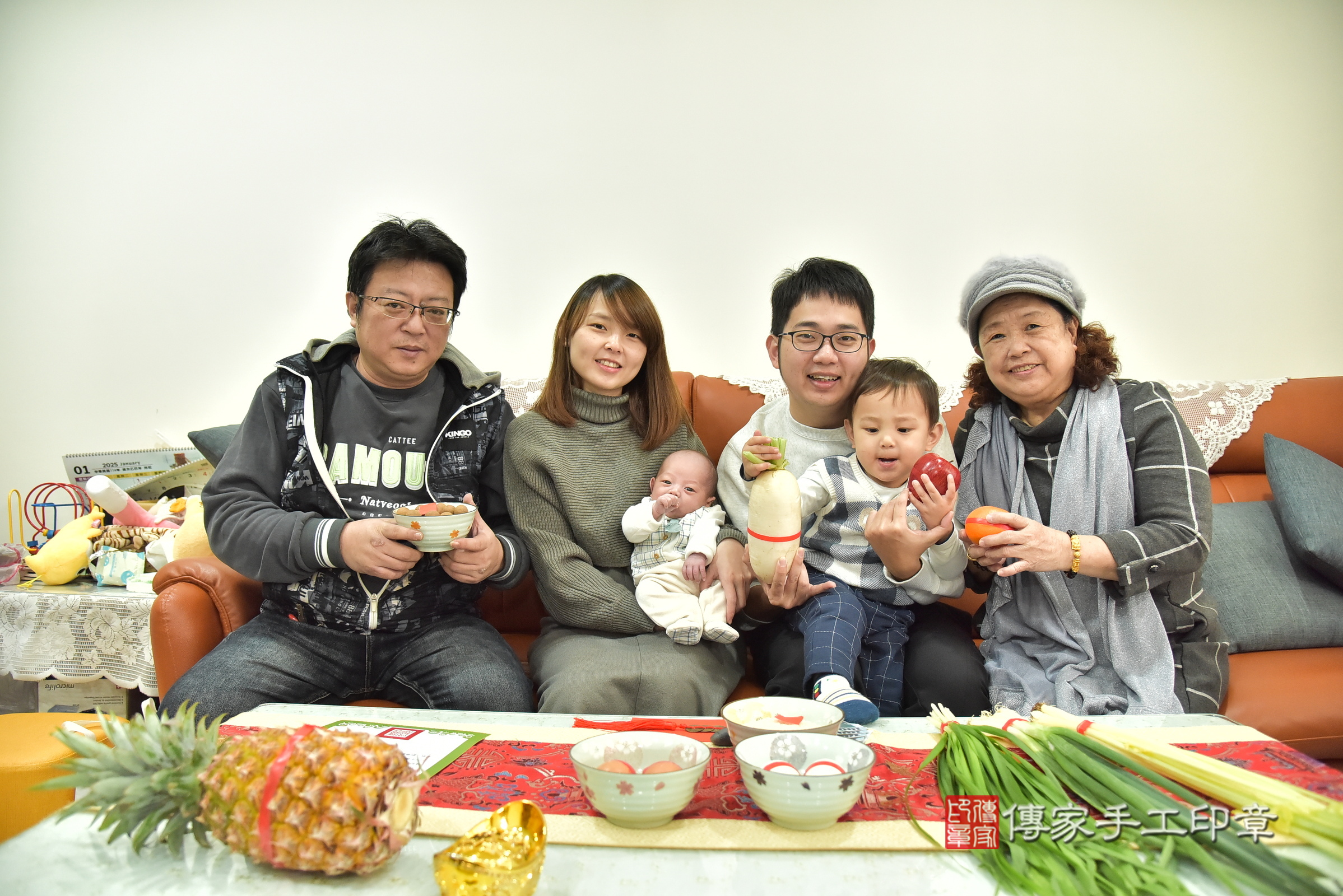 小滐寶寶(新北市土城區到府嬰兒小滐寶寶滿月剃頭理髮、到府嬰兒剃胎毛儀式吉祥話)。到府剃頭剃胎毛主持、專業拍照、證書。★購買「臍帶章、肚臍章、胎毛筆刷印章」贈送：剃頭、收涎、抓周，三選一。2025.1.18，照片5