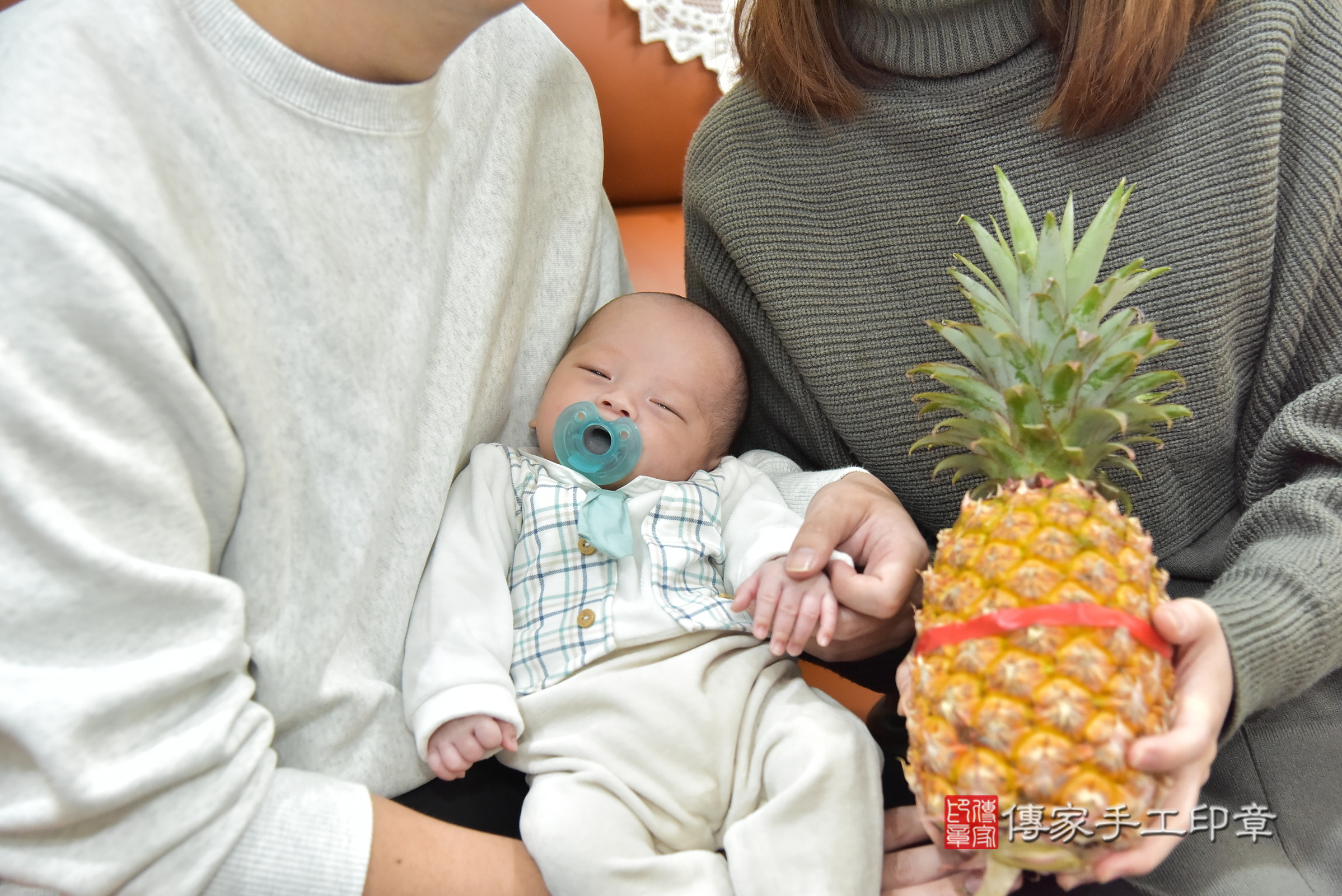 小滐寶寶(新北市土城區到府嬰兒小滐寶寶滿月剃頭理髮、到府嬰兒剃胎毛儀式吉祥話)。到府剃頭剃胎毛主持、專業拍照、證書。★購買「臍帶章、肚臍章、胎毛筆刷印章」贈送：剃頭、收涎、抓周，三選一。2025.1.18，照片8