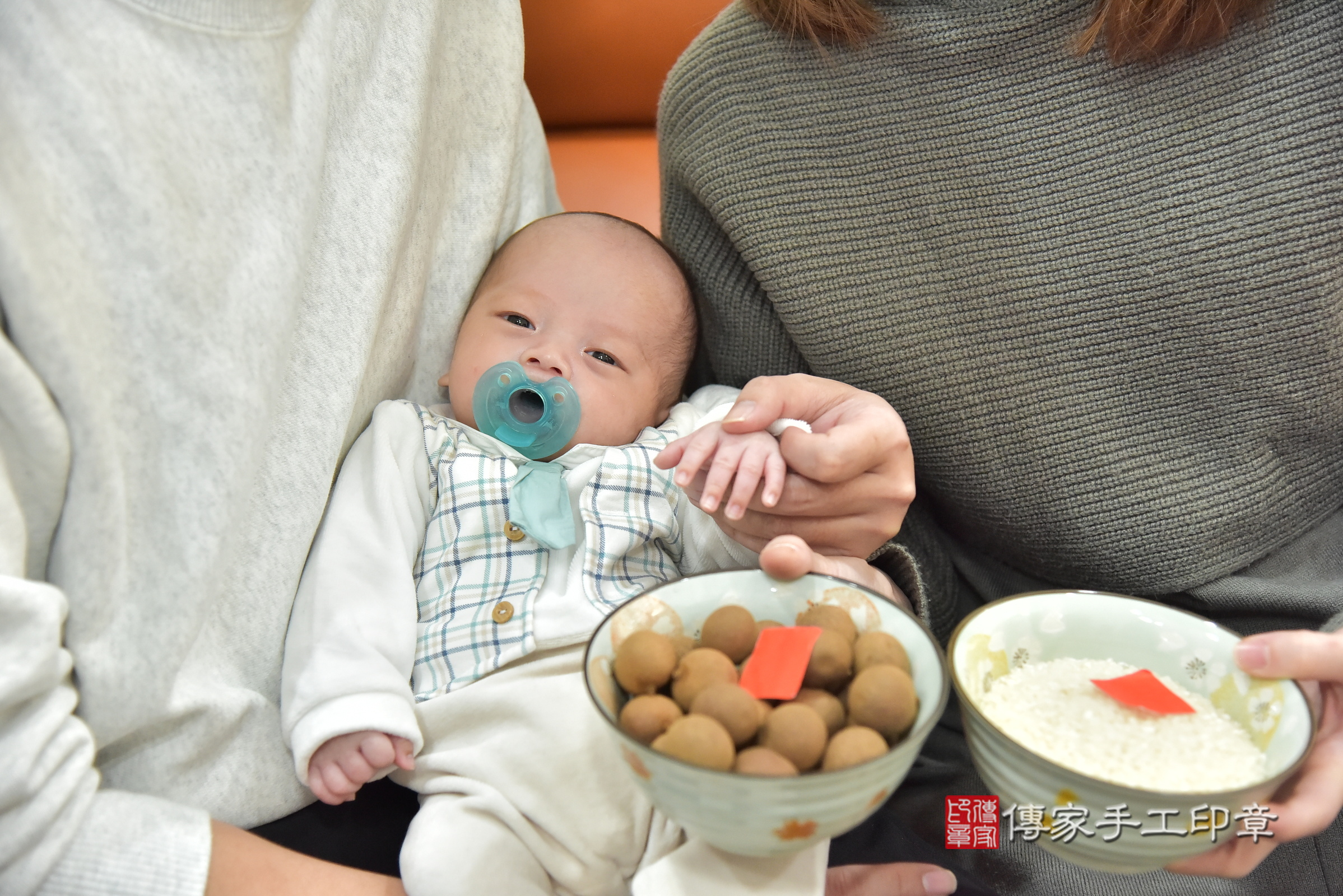 小滐寶寶(新北市土城區到府嬰兒小滐寶寶滿月剃頭理髮、到府嬰兒剃胎毛儀式吉祥話)。到府剃頭剃胎毛主持、專業拍照、證書。★購買「臍帶章、肚臍章、胎毛筆刷印章」贈送：剃頭、收涎、抓周，三選一。2025.1.18，照片7