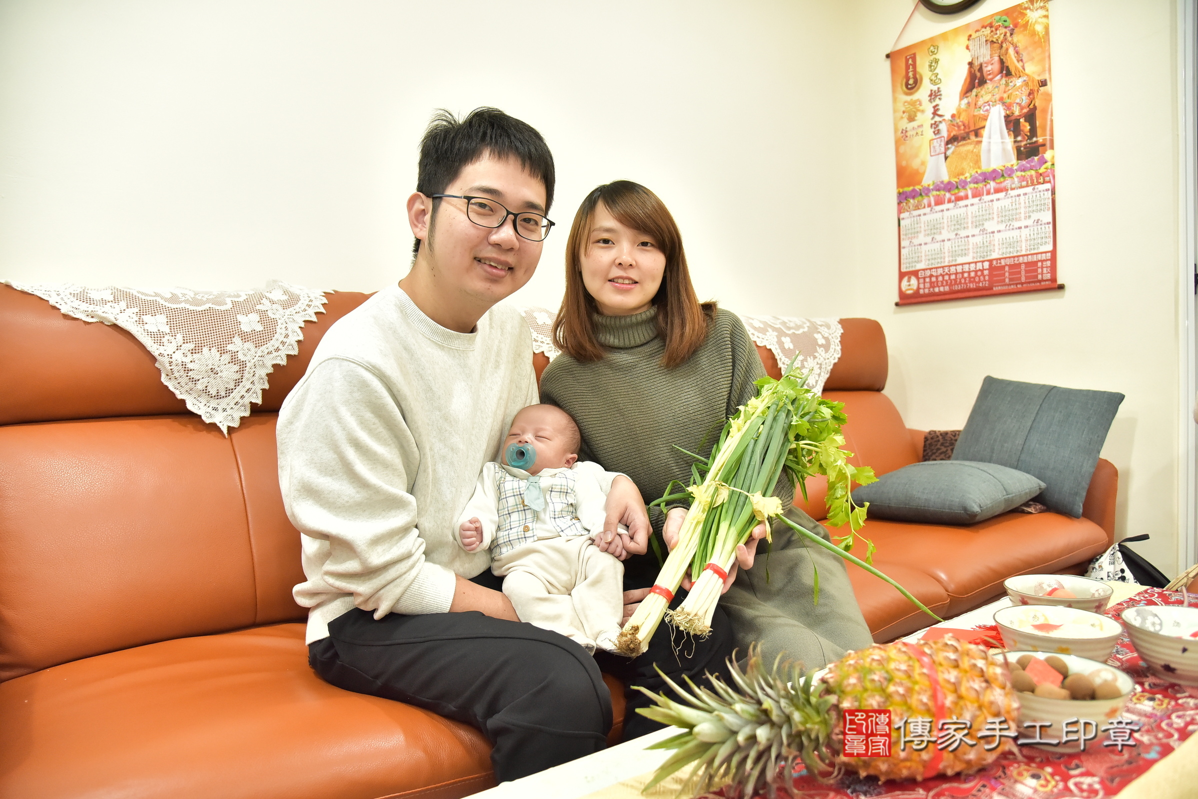 小滐寶寶(新北市土城區到府嬰兒小滐寶寶滿月剃頭理髮、到府嬰兒剃胎毛儀式吉祥話)。到府剃頭剃胎毛主持、專業拍照、證書。★購買「臍帶章、肚臍章、胎毛筆刷印章」贈送：剃頭、收涎、抓周，三選一。2025.1.18，照片10