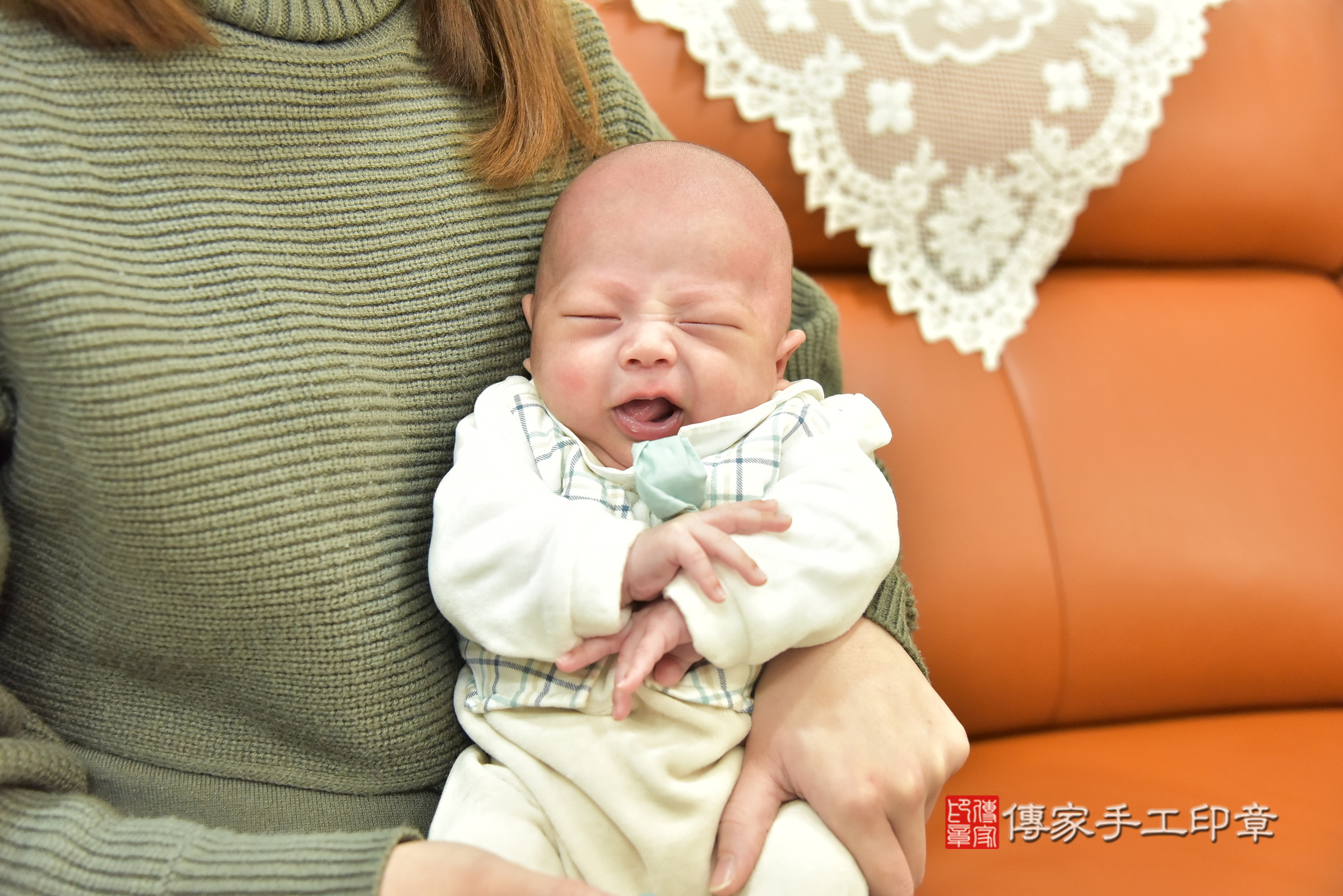 小滐寶寶(新北市土城區到府嬰兒小滐寶寶滿月剃頭理髮、到府嬰兒剃胎毛儀式吉祥話)。到府剃頭剃胎毛主持、專業拍照、證書。★購買「臍帶章、肚臍章、胎毛筆刷印章」贈送：剃頭、收涎、抓周，三選一。2025.1.18，照片17