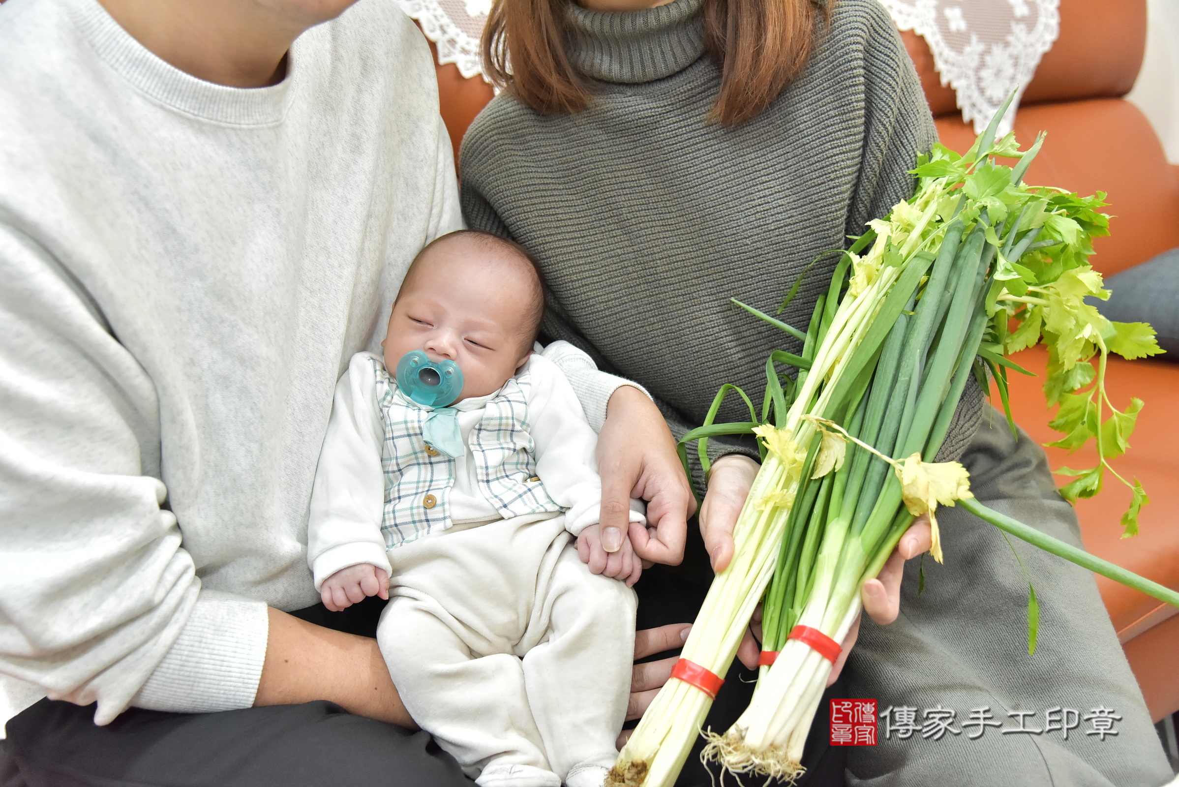 小滐寶寶(新北市土城區到府嬰兒小滐寶寶滿月剃頭理髮、到府嬰兒剃胎毛儀式吉祥話)。到府剃頭剃胎毛主持、專業拍照、證書。★購買「臍帶章、肚臍章、胎毛筆刷印章」贈送：剃頭、收涎、抓周，三選一。2025.1.18，照片9