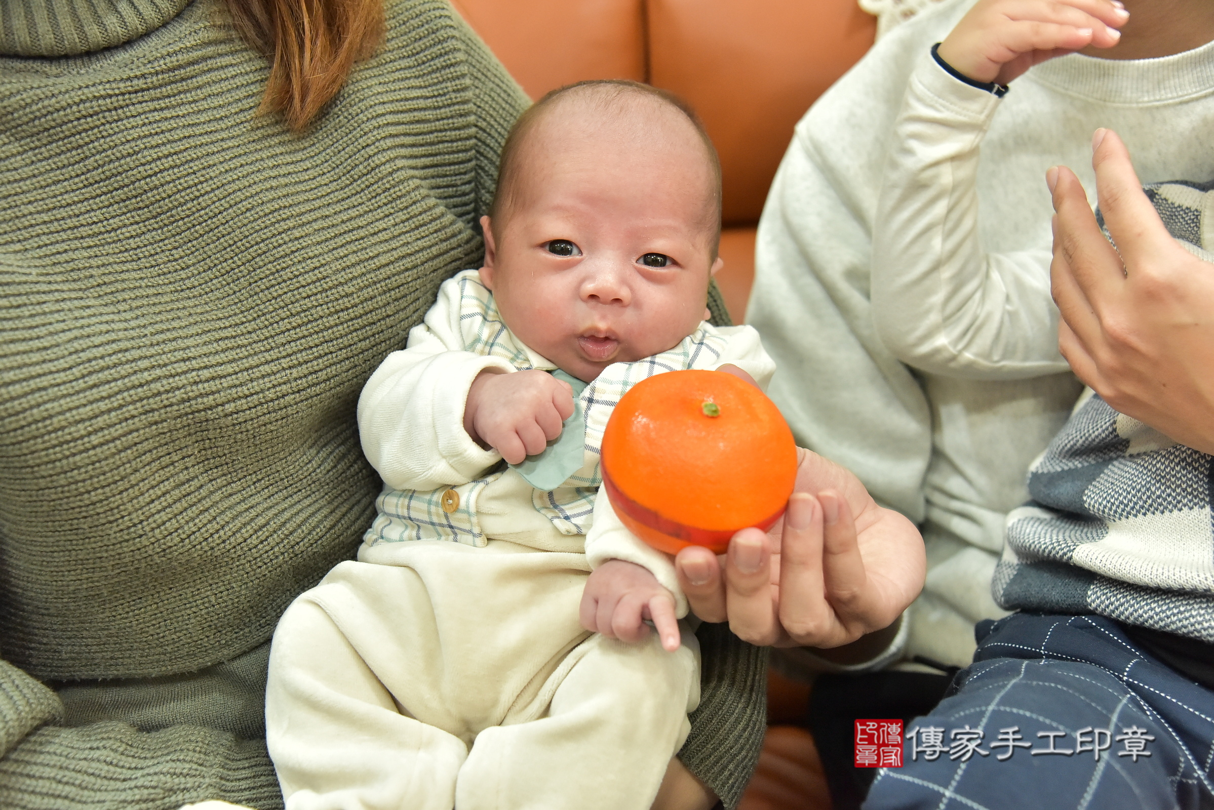 小滐寶寶(新北市土城區到府嬰兒小滐寶寶滿月剃頭理髮、到府嬰兒剃胎毛儀式吉祥話)。到府剃頭剃胎毛主持、專業拍照、證書。★購買「臍帶章、肚臍章、胎毛筆刷印章」贈送：剃頭、收涎、抓周，三選一。2025.1.18，照片12