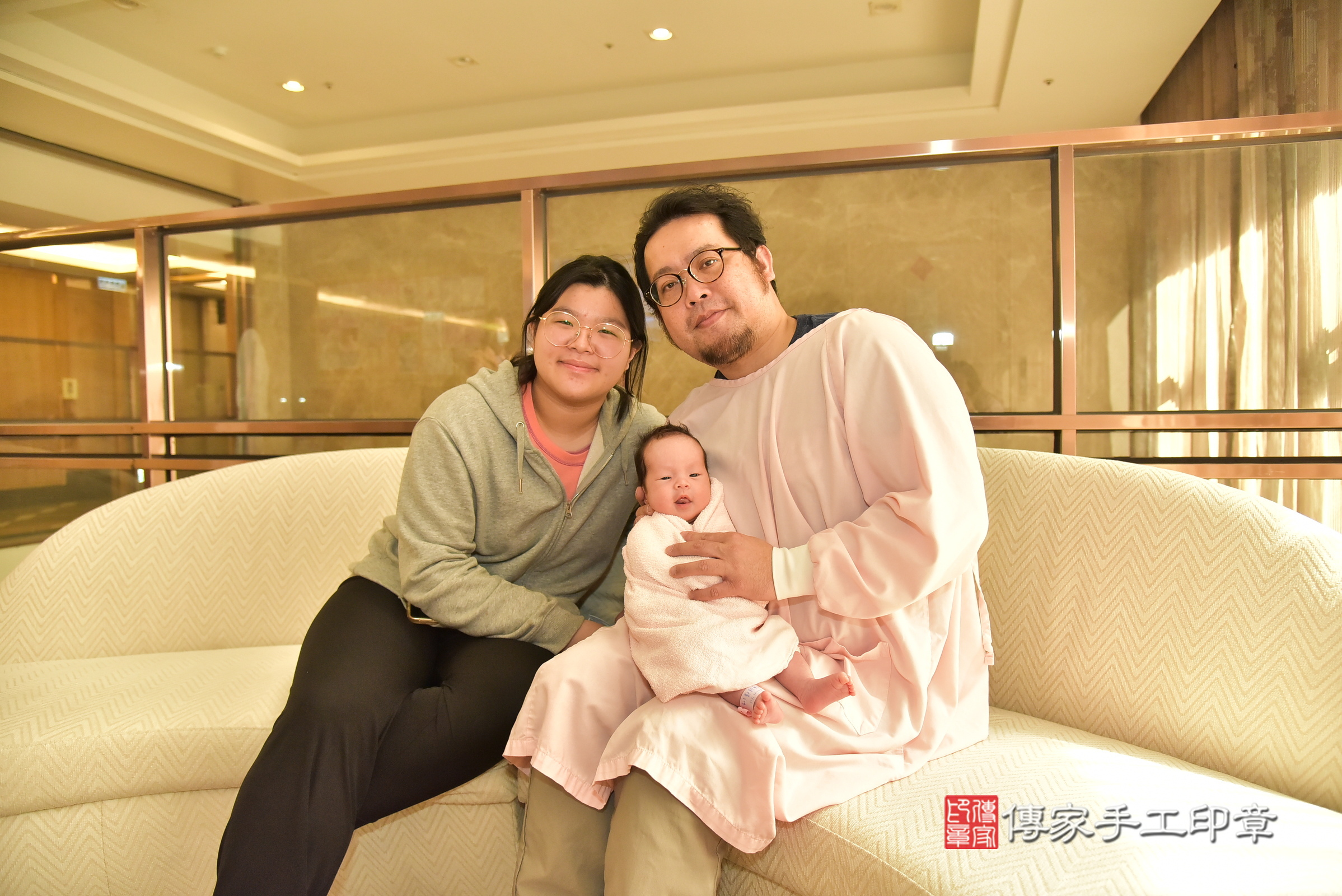 小琁寶寶(新北三重區到府嬰兒小琁寶寶滿月剃頭理髮、到府嬰兒剃胎毛儀式吉祥話)。到府剃頭剃胎毛主持、專業拍照、證書。★購買「臍帶章、肚臍章、胎毛筆刷印章」贈送：剃頭、收涎、抓周，三選一。2025.1.21，照片4