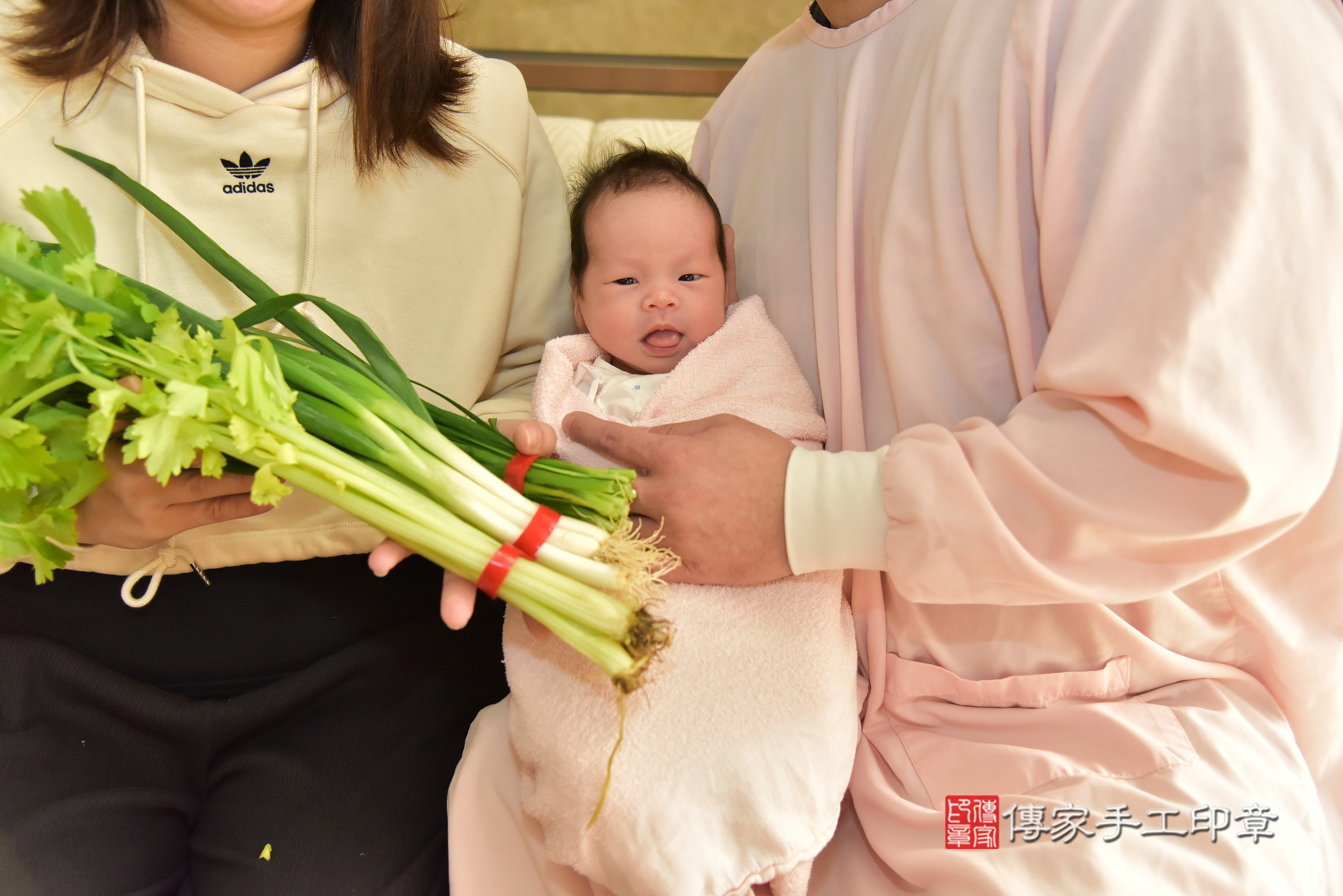 小琁寶寶(新北三重區到府嬰兒小琁寶寶滿月剃頭理髮、到府嬰兒剃胎毛儀式吉祥話)。到府剃頭剃胎毛主持、專業拍照、證書。★購買「臍帶章、肚臍章、胎毛筆刷印章」贈送：剃頭、收涎、抓周，三選一。2025.1.21，照片8