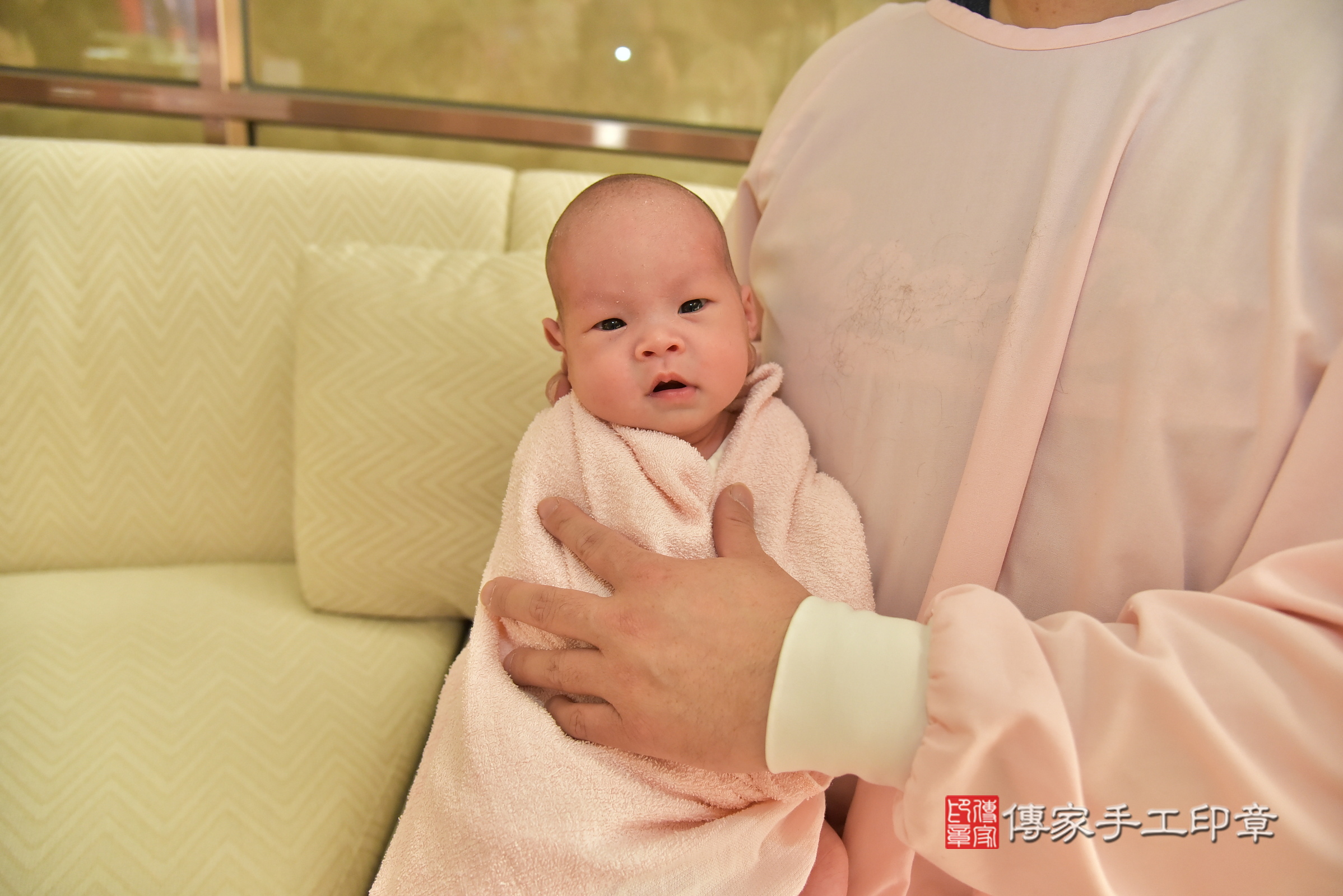 小琁寶寶(新北三重區到府嬰兒小琁寶寶滿月剃頭理髮、到府嬰兒剃胎毛儀式吉祥話)。到府剃頭剃胎毛主持、專業拍照、證書。★購買「臍帶章、肚臍章、胎毛筆刷印章」贈送：剃頭、收涎、抓周，三選一。2025.1.21，照片14