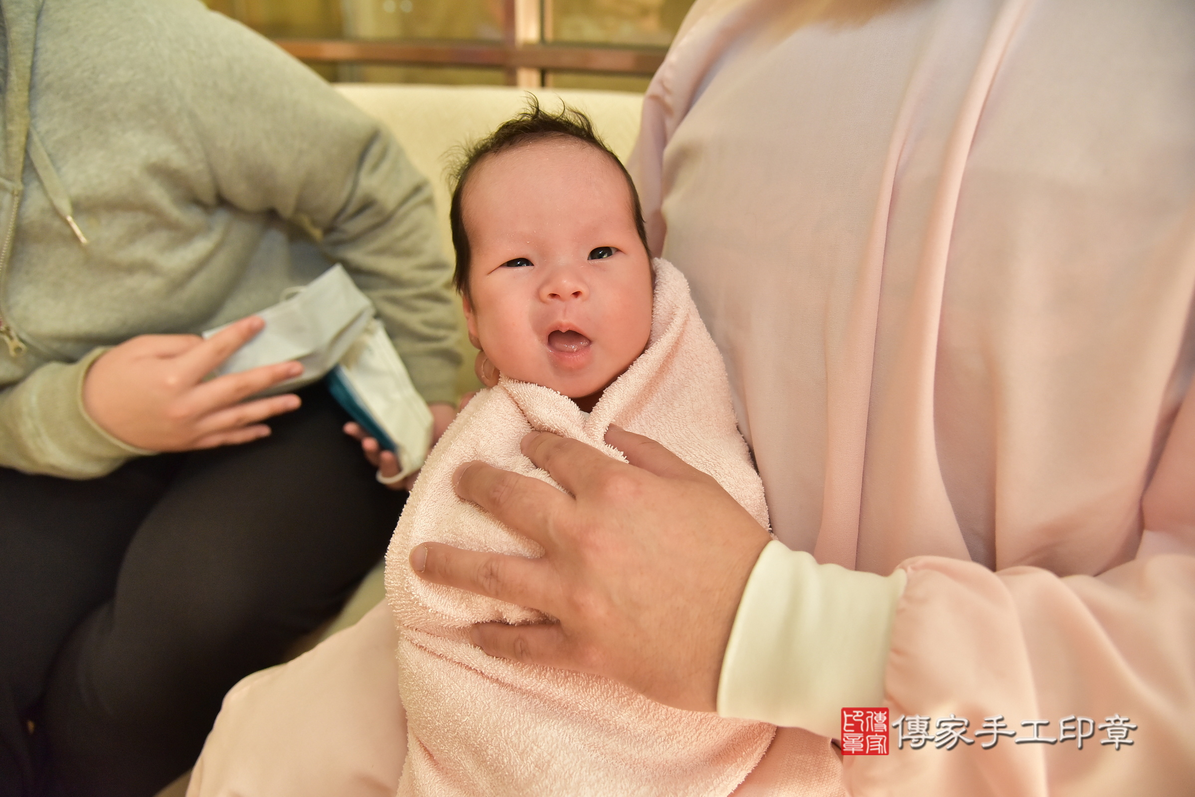 小琁寶寶(新北三重區到府嬰兒小琁寶寶滿月剃頭理髮、到府嬰兒剃胎毛儀式吉祥話)。到府剃頭剃胎毛主持、專業拍照、證書。★購買「臍帶章、肚臍章、胎毛筆刷印章」贈送：剃頭、收涎、抓周，三選一。2025.1.21，照片5