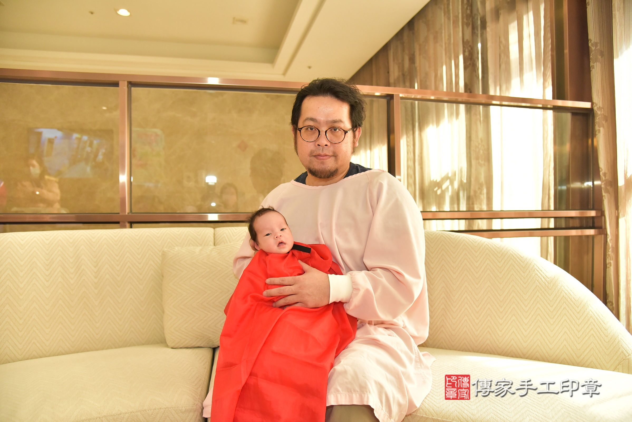 小琁寶寶(新北三重區到府嬰兒小琁寶寶滿月剃頭理髮、到府嬰兒剃胎毛儀式吉祥話)。到府剃頭剃胎毛主持、專業拍照、證書。★購買「臍帶章、肚臍章、胎毛筆刷印章」贈送：剃頭、收涎、抓周，三選一。2025.1.21，照片12