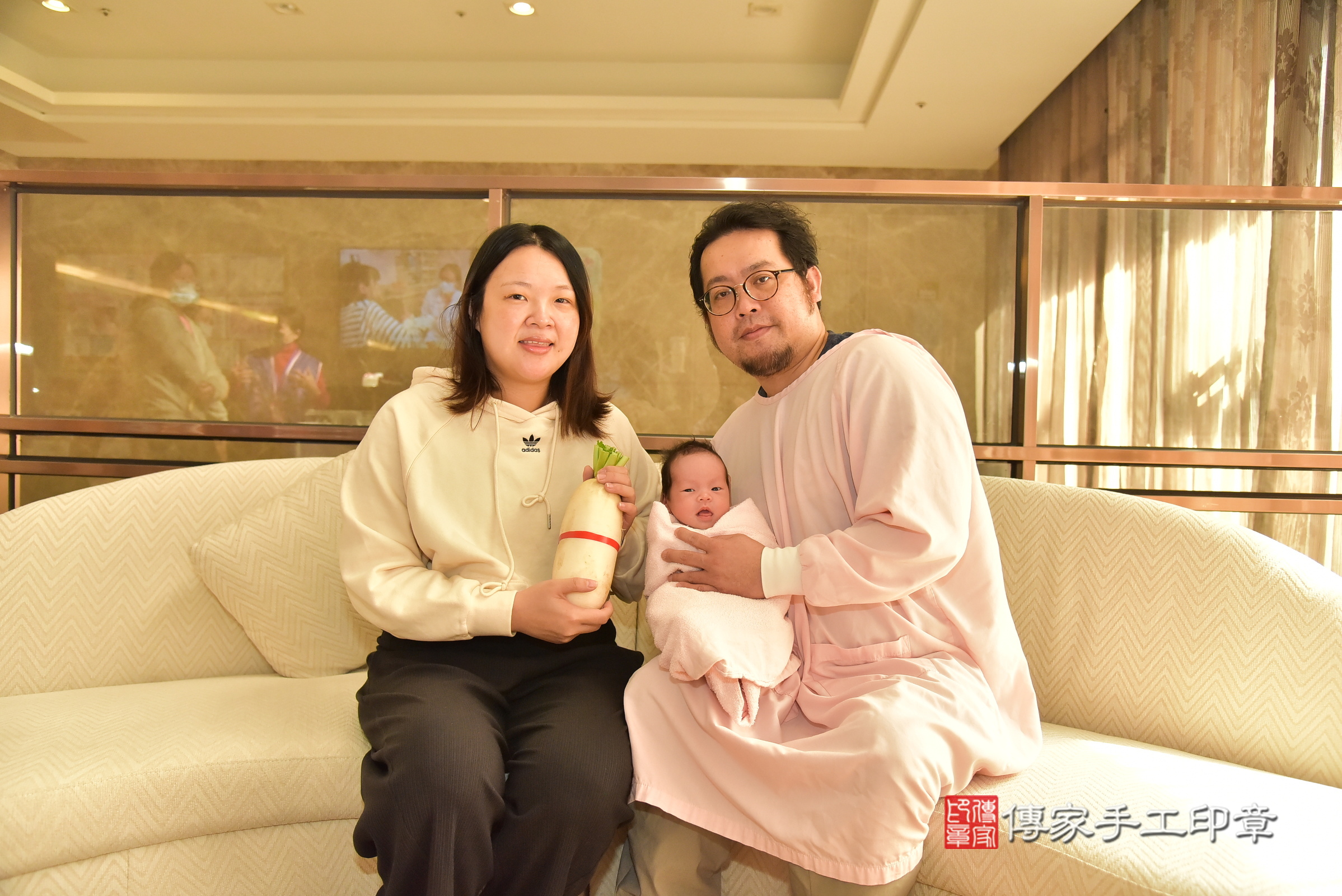 小琁寶寶(新北三重區到府嬰兒小琁寶寶滿月剃頭理髮、到府嬰兒剃胎毛儀式吉祥話)。到府剃頭剃胎毛主持、專業拍照、證書。★購買「臍帶章、肚臍章、胎毛筆刷印章」贈送：剃頭、收涎、抓周，三選一。2025.1.21，照片7