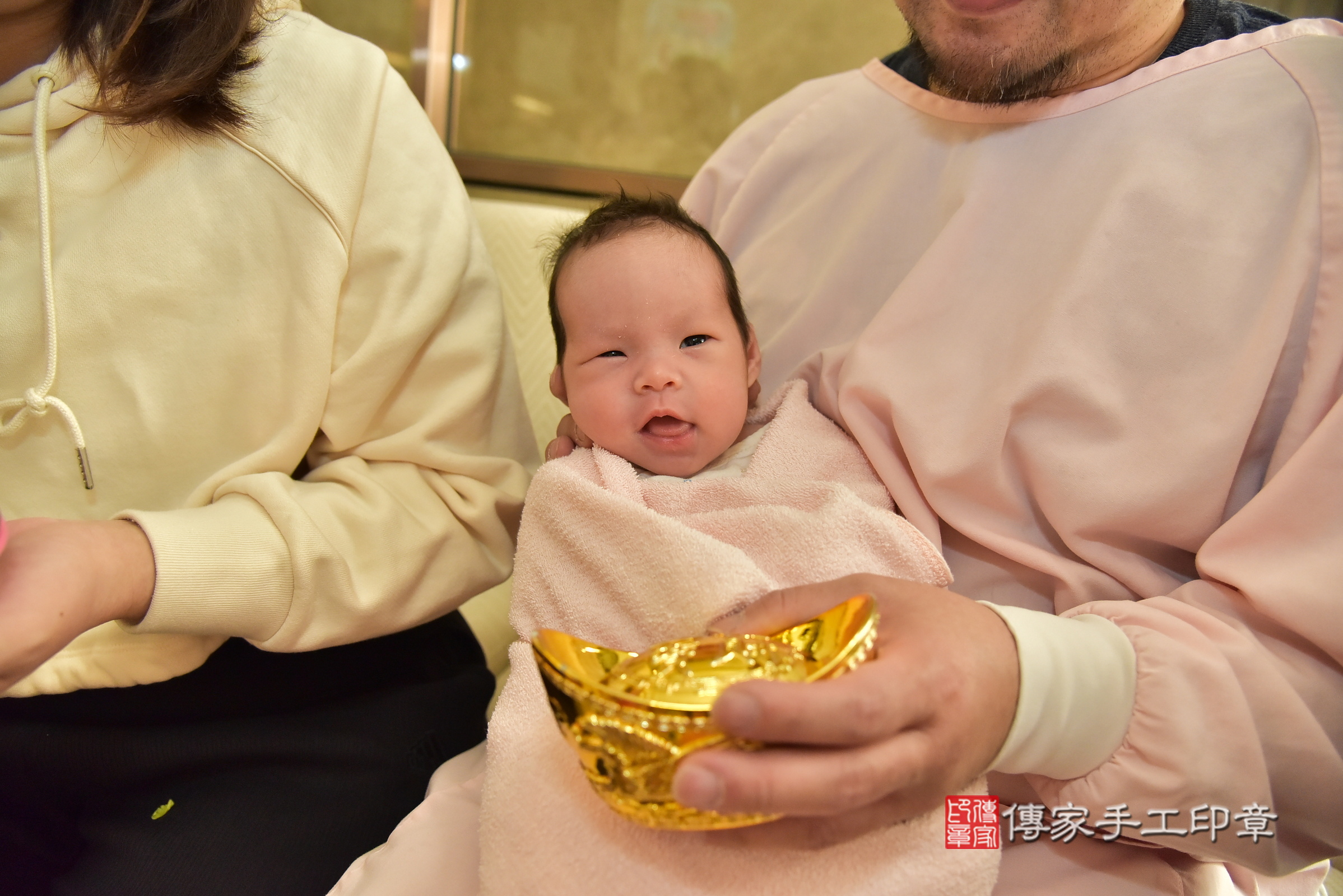 小琁寶寶(新北三重區到府嬰兒小琁寶寶滿月剃頭理髮、到府嬰兒剃胎毛儀式吉祥話)。到府剃頭剃胎毛主持、專業拍照、證書。★購買「臍帶章、肚臍章、胎毛筆刷印章」贈送：剃頭、收涎、抓周，三選一。2025.1.21，照片10