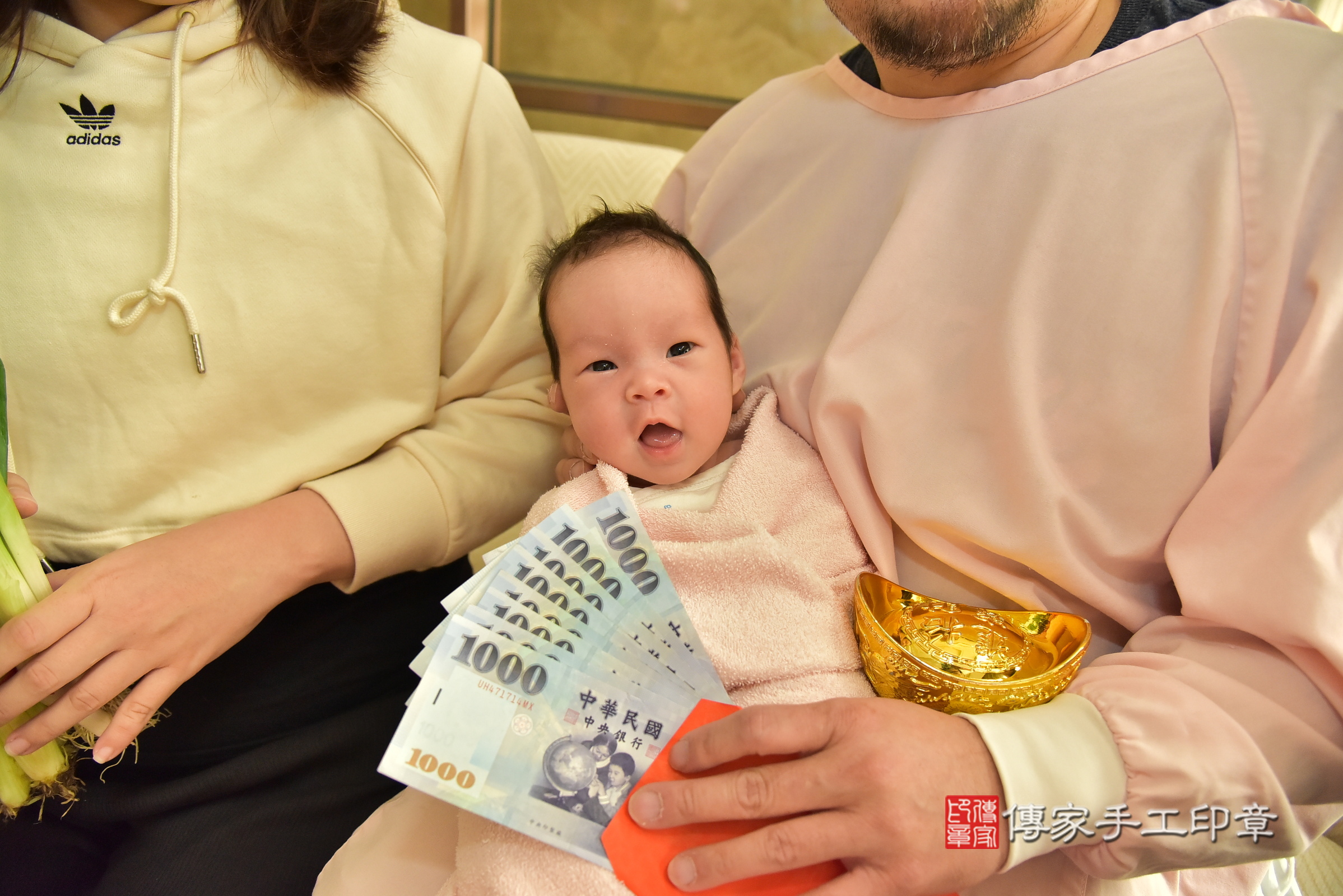 小琁寶寶(新北三重區到府嬰兒小琁寶寶滿月剃頭理髮、到府嬰兒剃胎毛儀式吉祥話)。到府剃頭剃胎毛主持、專業拍照、證書。★購買「臍帶章、肚臍章、胎毛筆刷印章」贈送：剃頭、收涎、抓周，三選一。2025.1.21，照片9