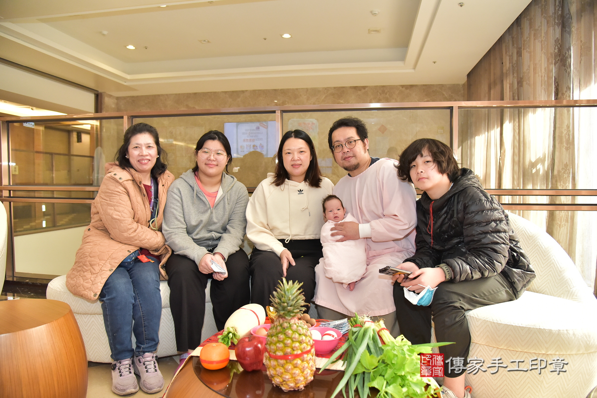 小琁寶寶(新北三重區到府嬰兒小琁寶寶滿月剃頭理髮、到府嬰兒剃胎毛儀式吉祥話)。到府剃頭剃胎毛主持、專業拍照、證書。★購買「臍帶章、肚臍章、胎毛筆刷印章」贈送：剃頭、收涎、抓周，三選一。2025.1.21，照片3