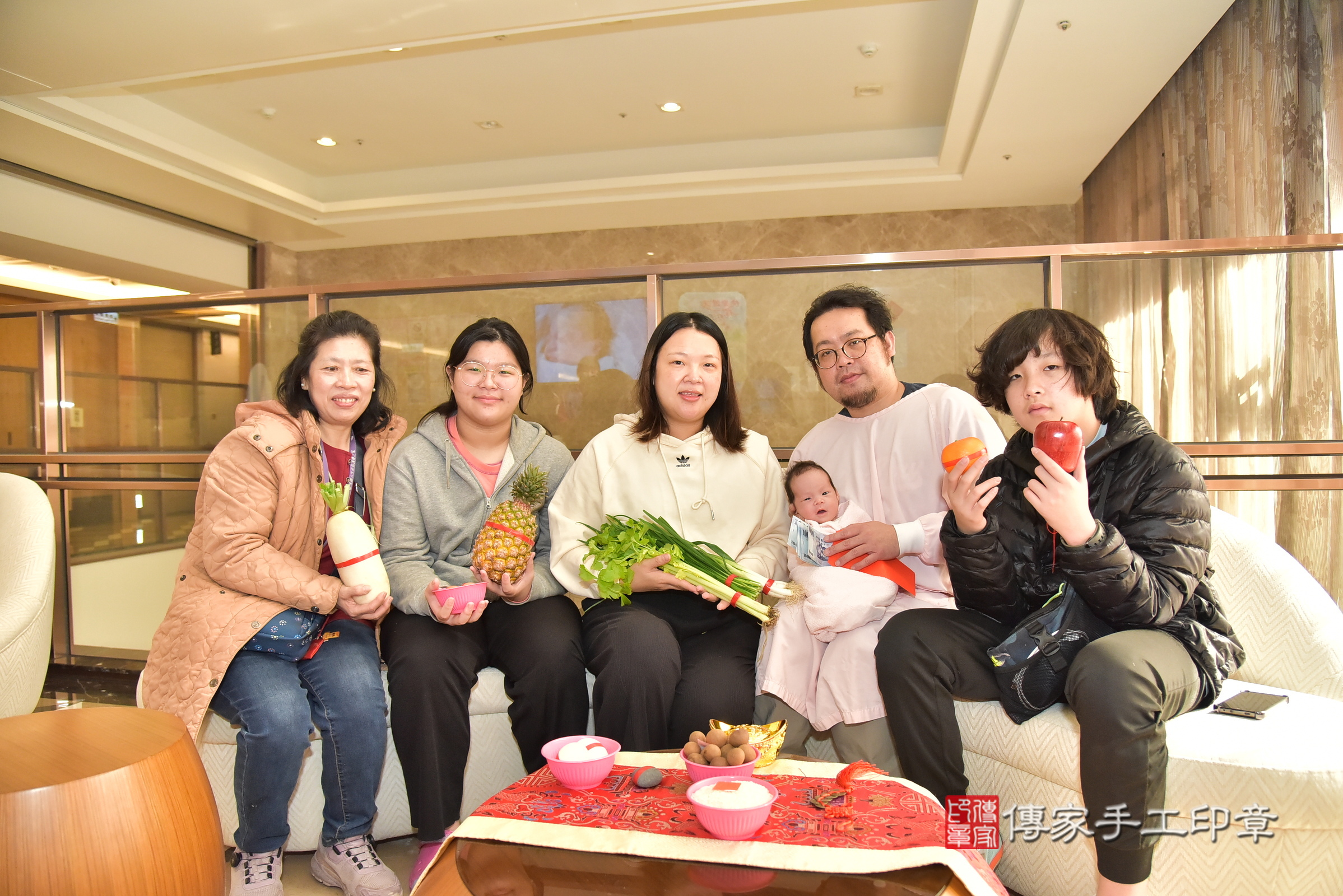 小琁寶寶(新北三重區到府嬰兒小琁寶寶滿月剃頭理髮、到府嬰兒剃胎毛儀式吉祥話)。到府剃頭剃胎毛主持、專業拍照、證書。★購買「臍帶章、肚臍章、胎毛筆刷印章」贈送：剃頭、收涎、抓周，三選一。2025.1.21，照片11