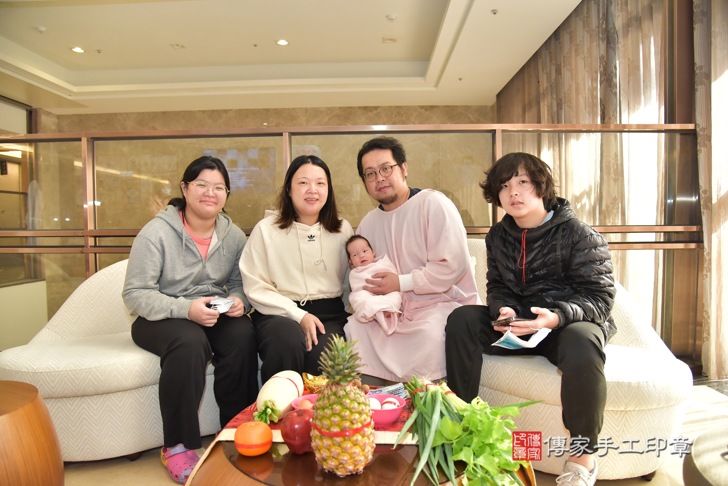 小琁寶寶(新北三重區到府嬰兒小琁寶寶滿月剃頭理髮、到府嬰兒剃胎毛儀式吉祥話)。到府剃頭剃胎毛主持、專業拍照、證書。★購買「臍帶章、肚臍章、胎毛筆刷印章」贈送：剃頭、收涎、抓周，三選一。2025.1.21，照片2