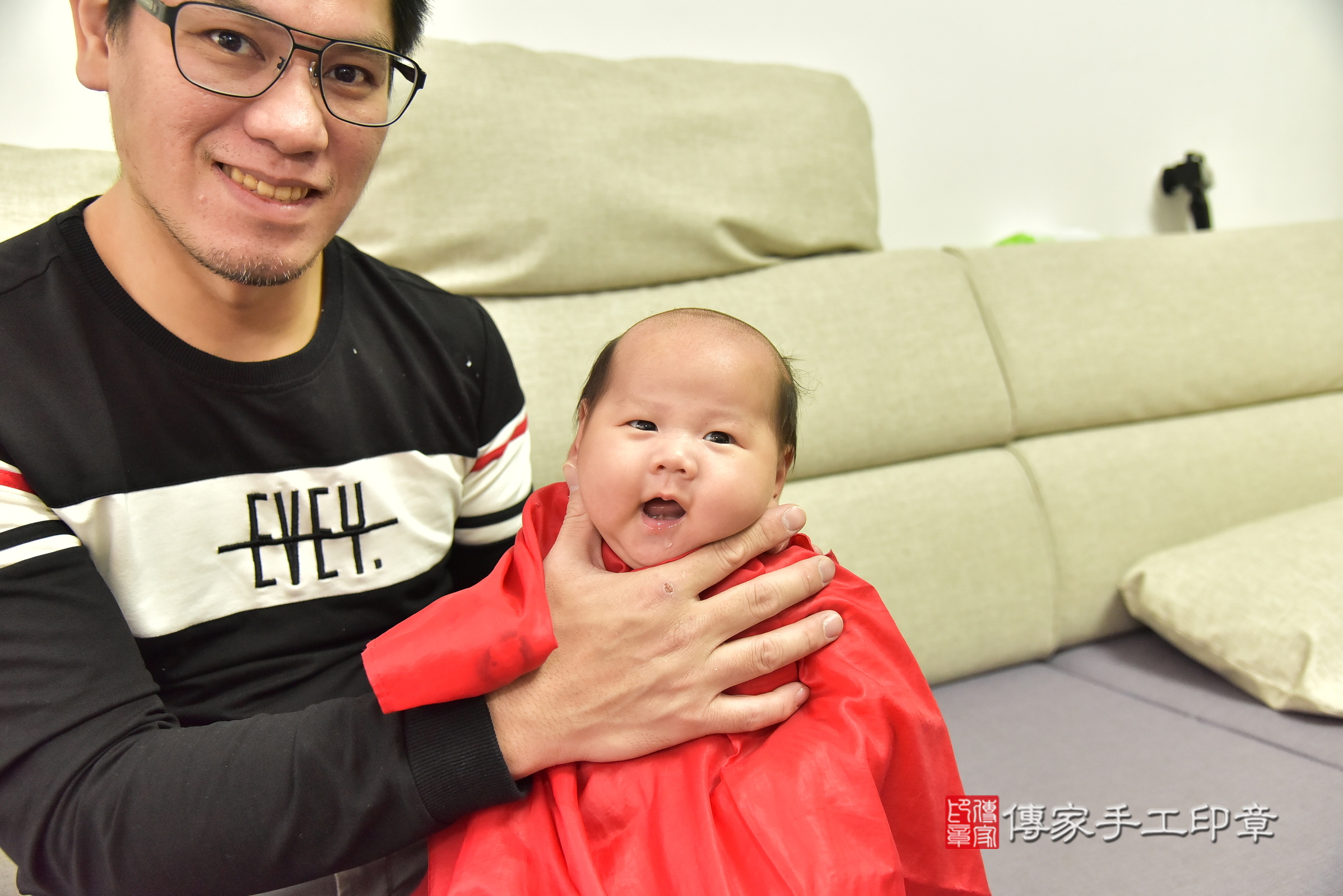 小辰寶寶(新北市汐止區到府嬰兒小辰寶寶滿月剃頭理髮、到府嬰兒剃胎毛儀式吉祥話)。到府剃頭剃胎毛主持、專業拍照、證書。★購買「臍帶章、肚臍章、胎毛筆刷印章」贈送：剃頭、收涎、抓周，三選一。2025.1.21，照片11