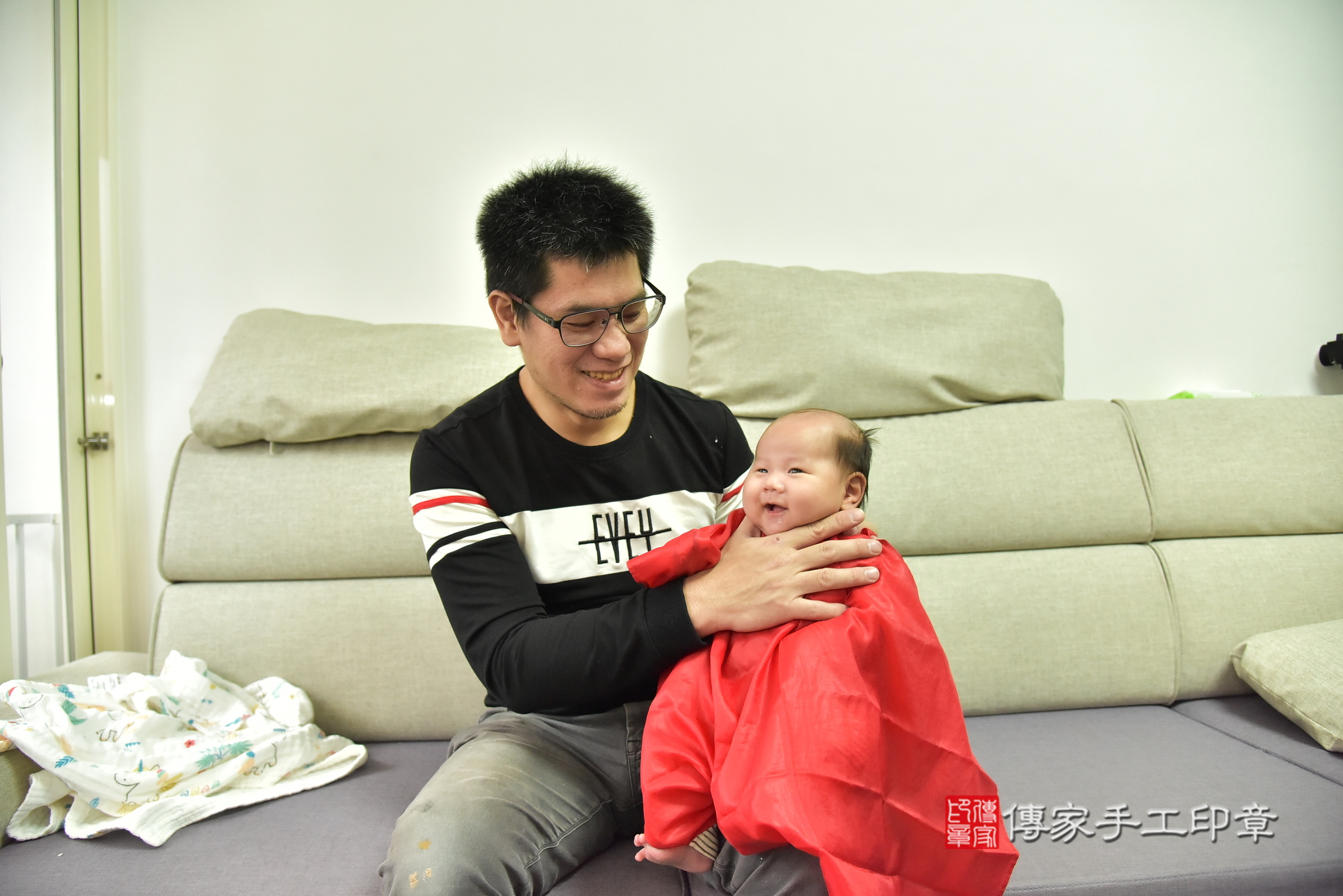 小辰寶寶(新北市汐止區到府嬰兒小辰寶寶滿月剃頭理髮、到府嬰兒剃胎毛儀式吉祥話)。到府剃頭剃胎毛主持、專業拍照、證書。★購買「臍帶章、肚臍章、胎毛筆刷印章」贈送：剃頭、收涎、抓周，三選一。2025.1.21，照片12