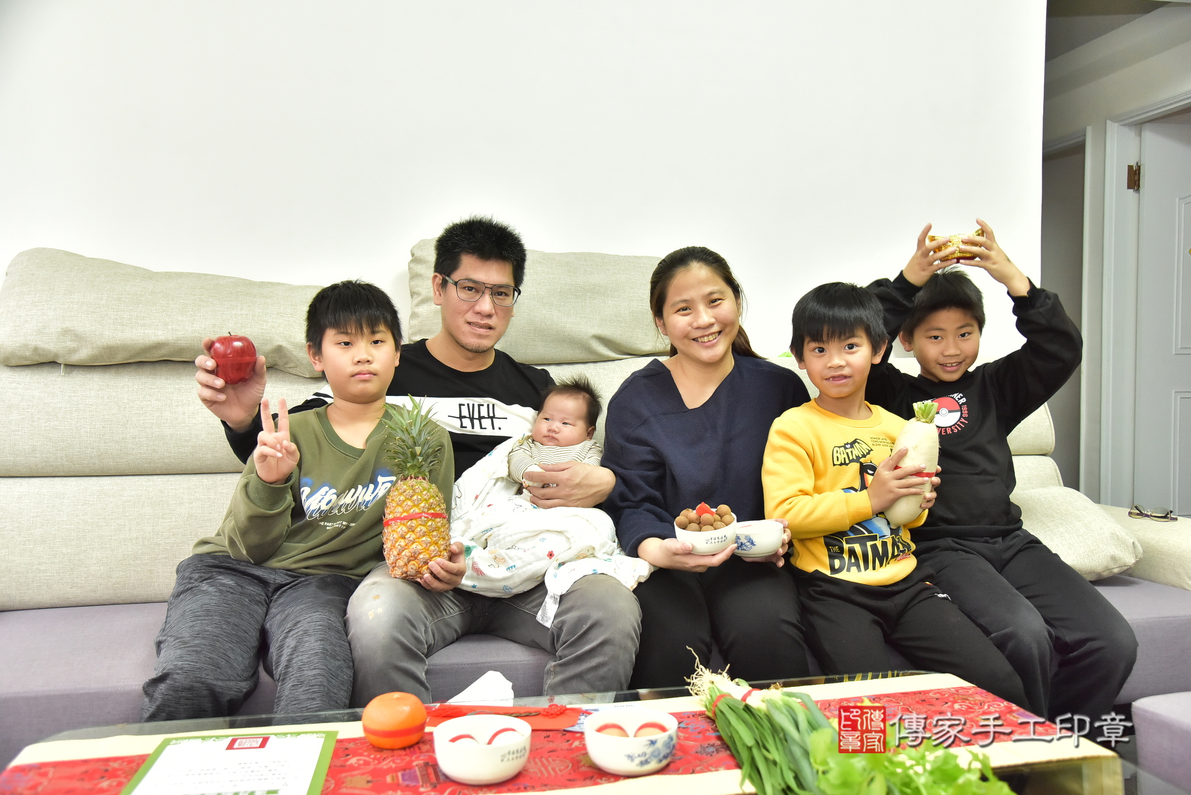 小辰寶寶(新北市汐止區到府嬰兒小辰寶寶滿月剃頭理髮、到府嬰兒剃胎毛儀式吉祥話)。到府剃頭剃胎毛主持、專業拍照、證書。★購買「臍帶章、肚臍章、胎毛筆刷印章」贈送：剃頭、收涎、抓周，三選一。2025.1.21，照片2