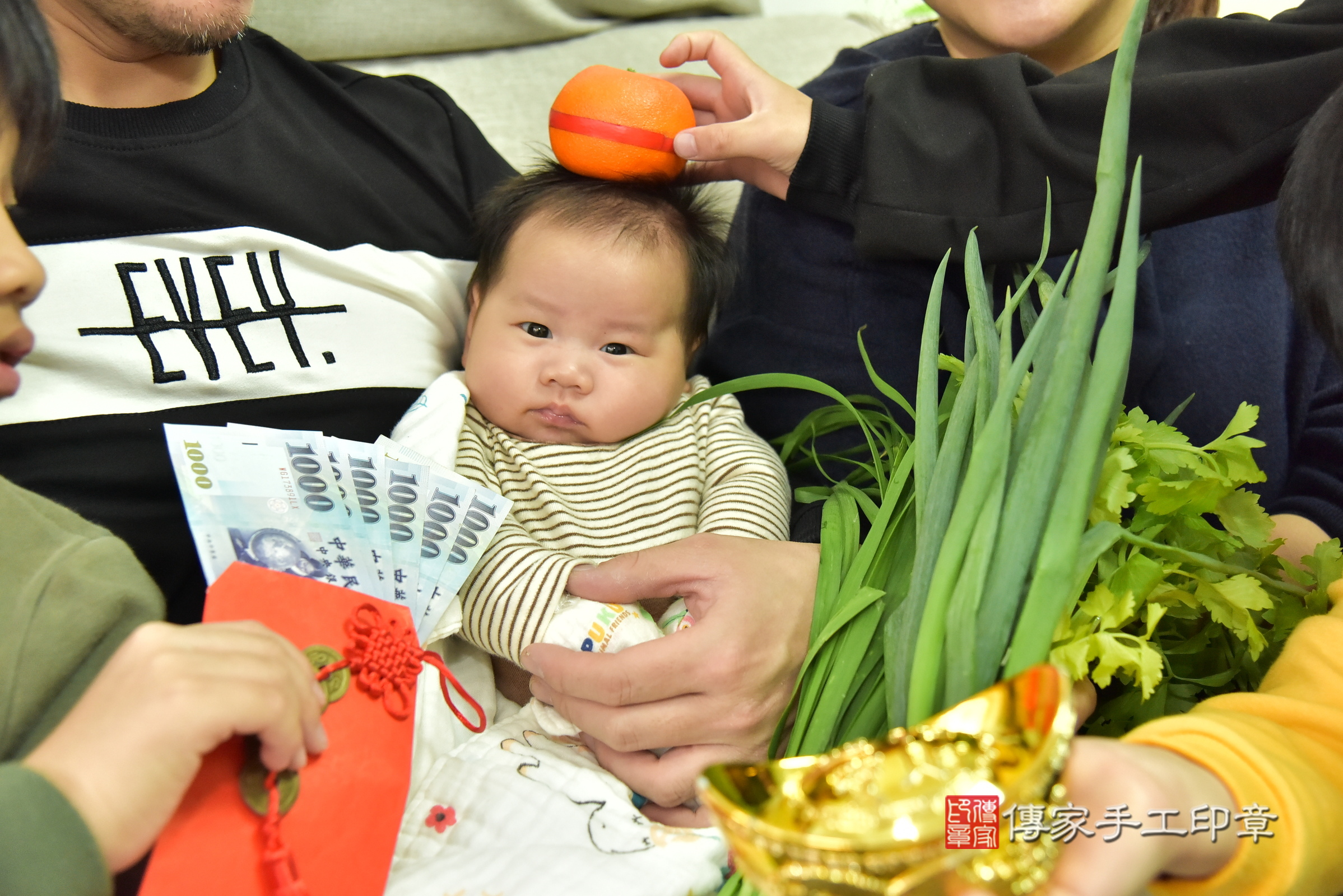 小辰寶寶(新北市汐止區到府嬰兒小辰寶寶滿月剃頭理髮、到府嬰兒剃胎毛儀式吉祥話)。到府剃頭剃胎毛主持、專業拍照、證書。★購買「臍帶章、肚臍章、胎毛筆刷印章」贈送：剃頭、收涎、抓周，三選一。2025.1.21，照片9