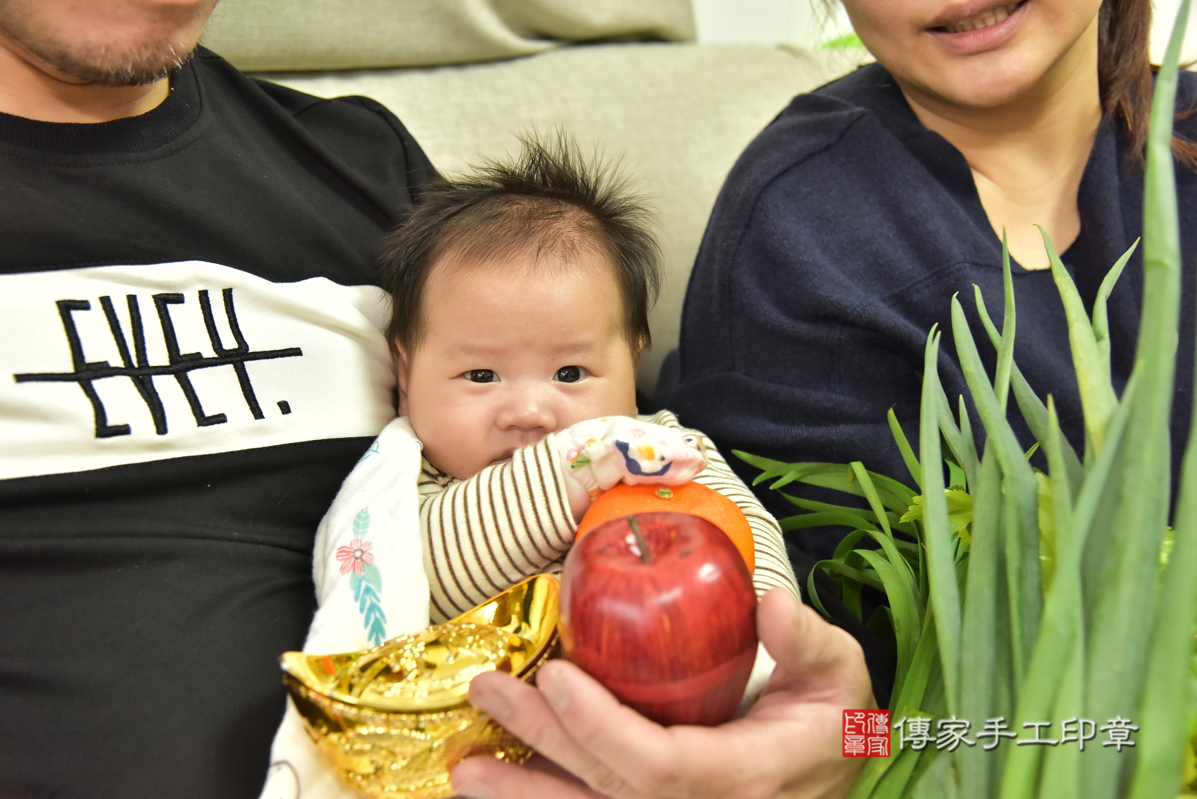 小辰寶寶(新北市汐止區到府嬰兒小辰寶寶滿月剃頭理髮、到府嬰兒剃胎毛儀式吉祥話)。到府剃頭剃胎毛主持、專業拍照、證書。★購買「臍帶章、肚臍章、胎毛筆刷印章」贈送：剃頭、收涎、抓周，三選一。2025.1.21，照片8