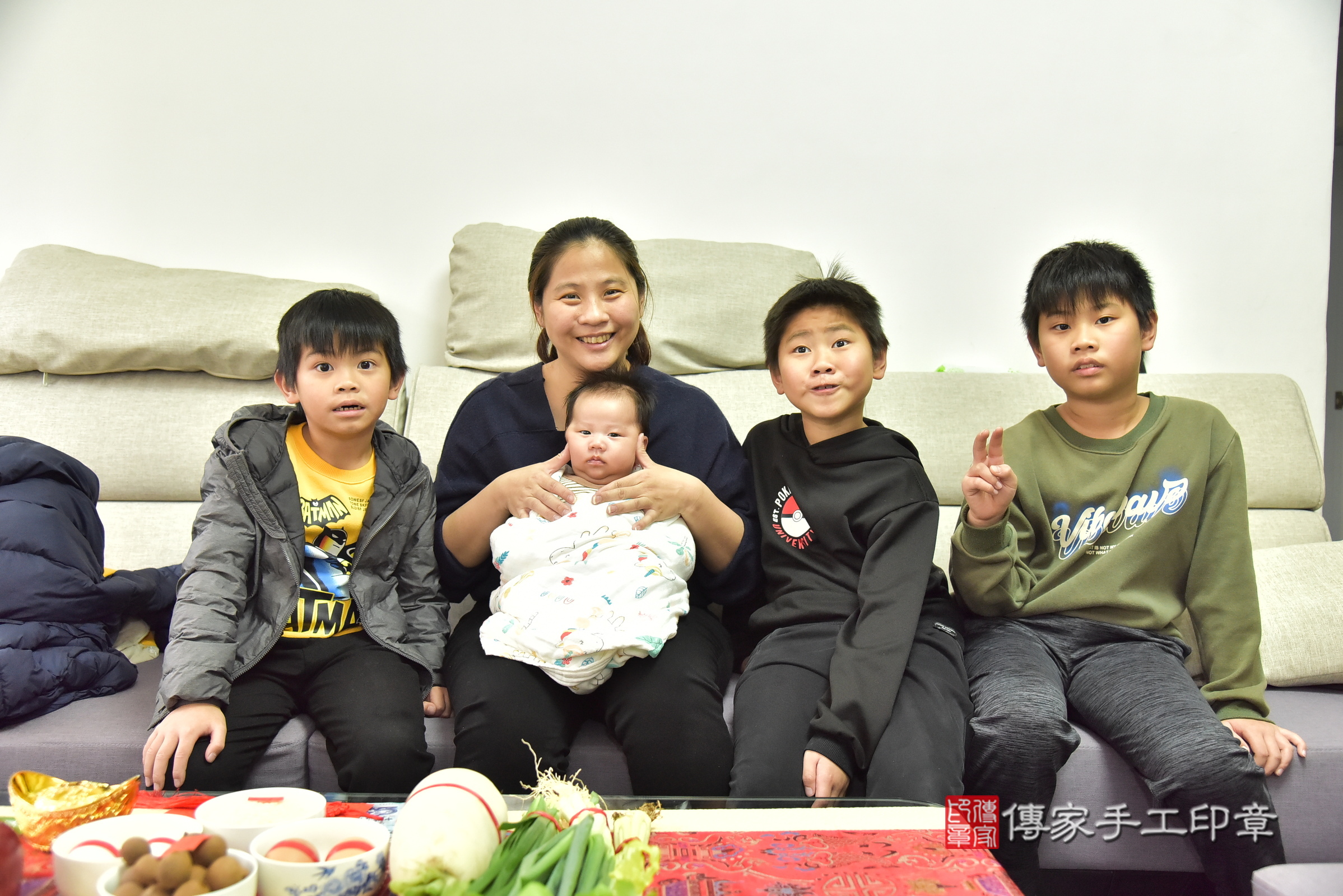 小辰寶寶(新北市汐止區到府嬰兒小辰寶寶滿月剃頭理髮、到府嬰兒剃胎毛儀式吉祥話)。到府剃頭剃胎毛主持、專業拍照、證書。★購買「臍帶章、肚臍章、胎毛筆刷印章」贈送：剃頭、收涎、抓周，三選一。2025.1.21，照片3