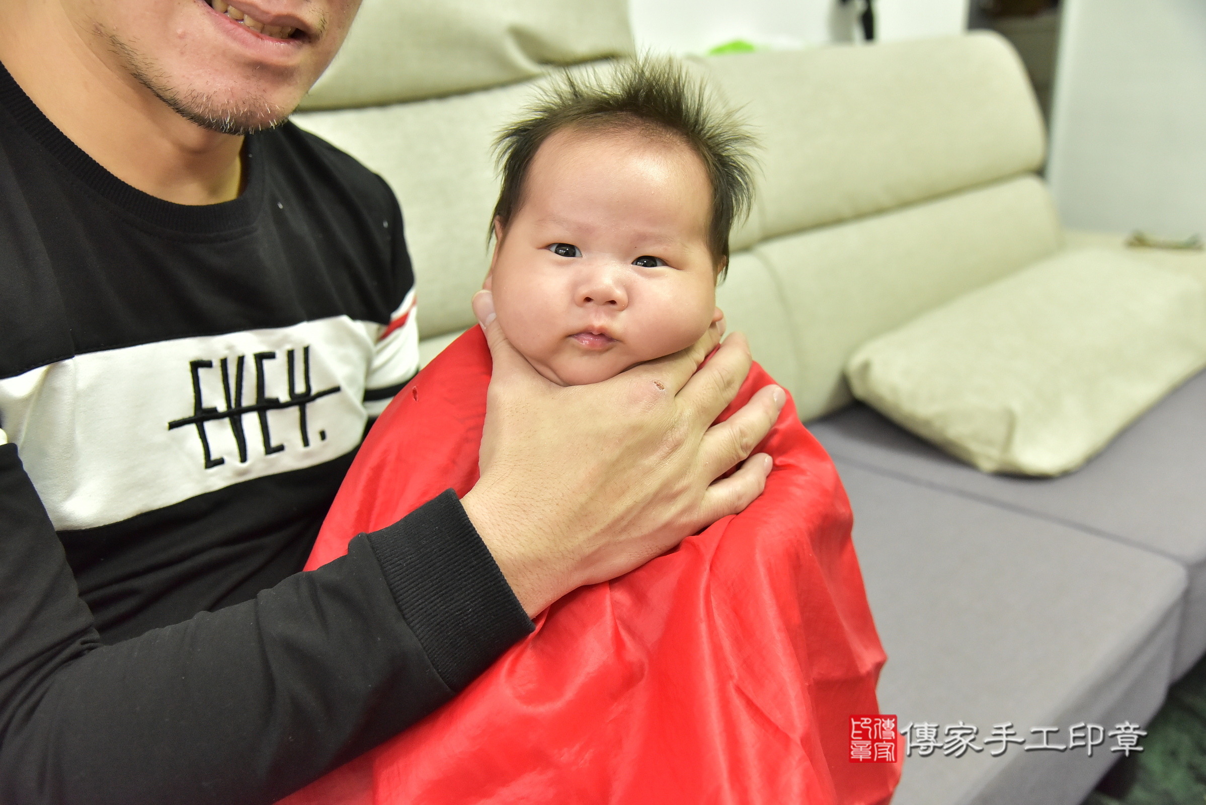 小辰寶寶(新北市汐止區到府嬰兒小辰寶寶滿月剃頭理髮、到府嬰兒剃胎毛儀式吉祥話)。到府剃頭剃胎毛主持、專業拍照、證書。★購買「臍帶章、肚臍章、胎毛筆刷印章」贈送：剃頭、收涎、抓周，三選一。2025.1.21，照片10