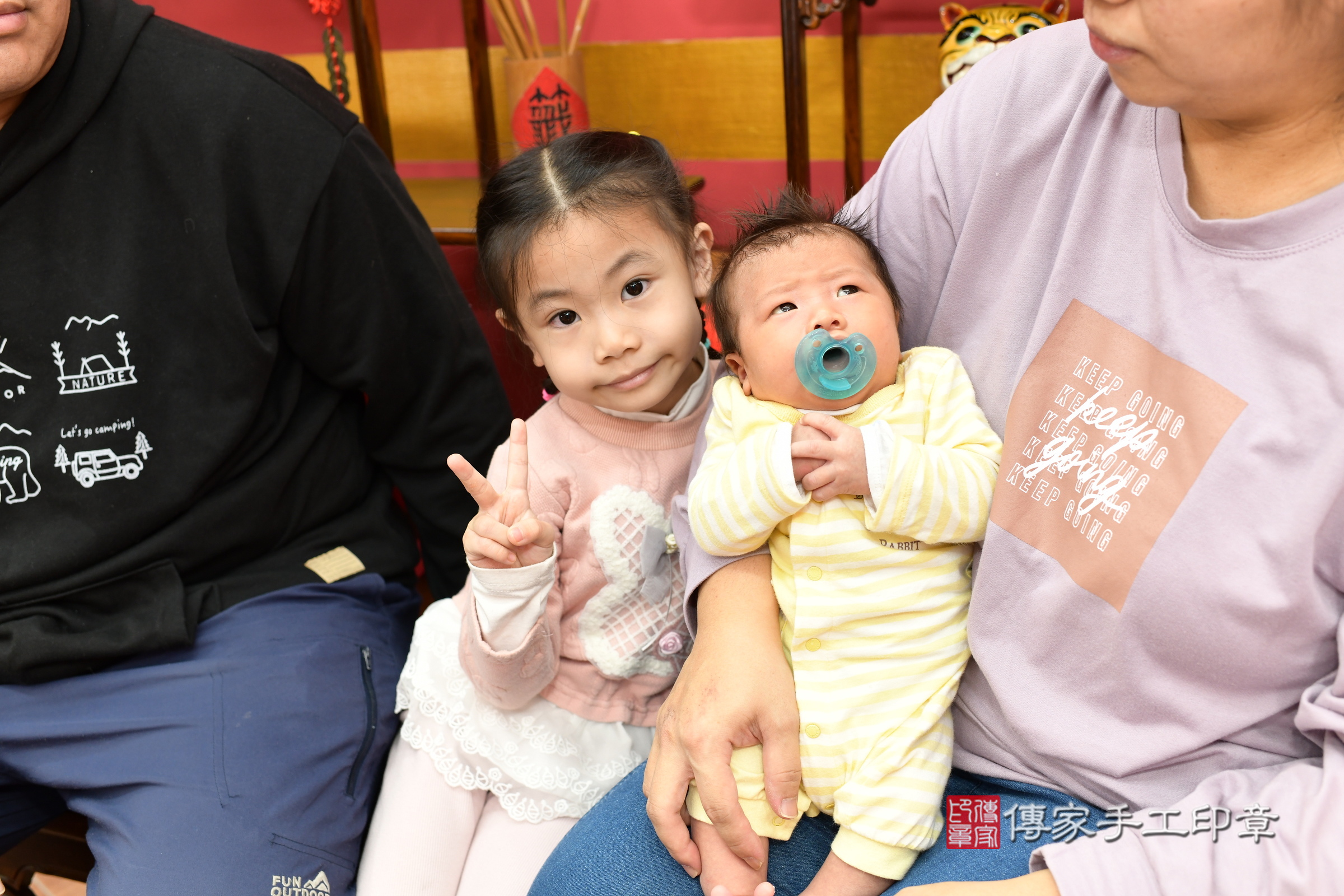 恩恩寶寶(新北市永和區嬰兒寶寶滿月剃頭理髮、嬰兒剃胎毛儀式吉祥話)。中國風會場，爸媽寶貝穿「日中韓」古裝禮服。專業拍照、證書。★購買「臍帶章、肚臍章、胎毛筆刷印章」贈送：剃頭、收涎、抓周，三選一。2025.1.26，照片2