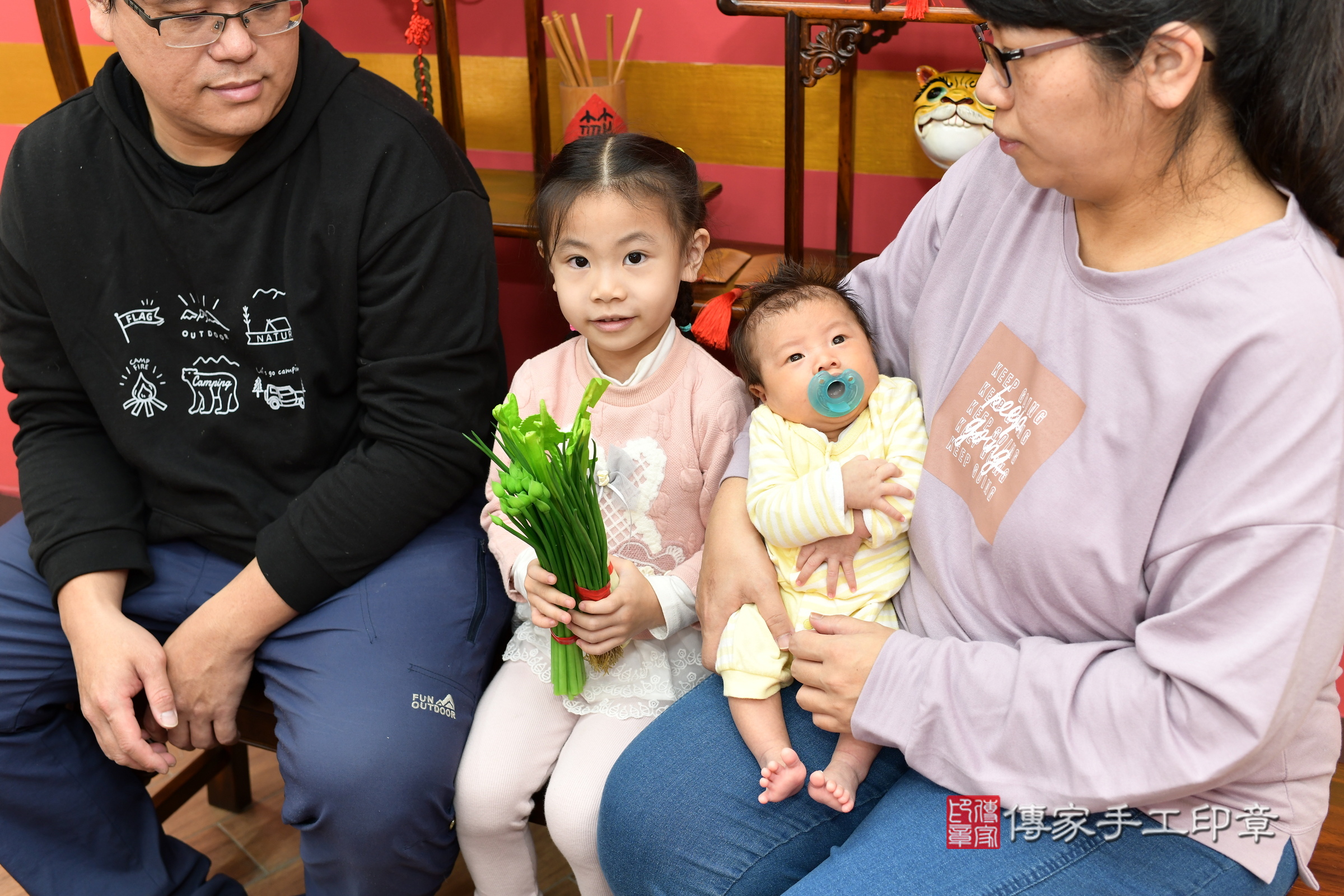 恩恩寶寶(新北市永和區嬰兒寶寶滿月剃頭理髮、嬰兒剃胎毛儀式吉祥話)。中國風會場，爸媽寶貝穿「日中韓」古裝禮服。專業拍照、證書。★購買「臍帶章、肚臍章、胎毛筆刷印章」贈送：剃頭、收涎、抓周，三選一。2025.1.26，照片10