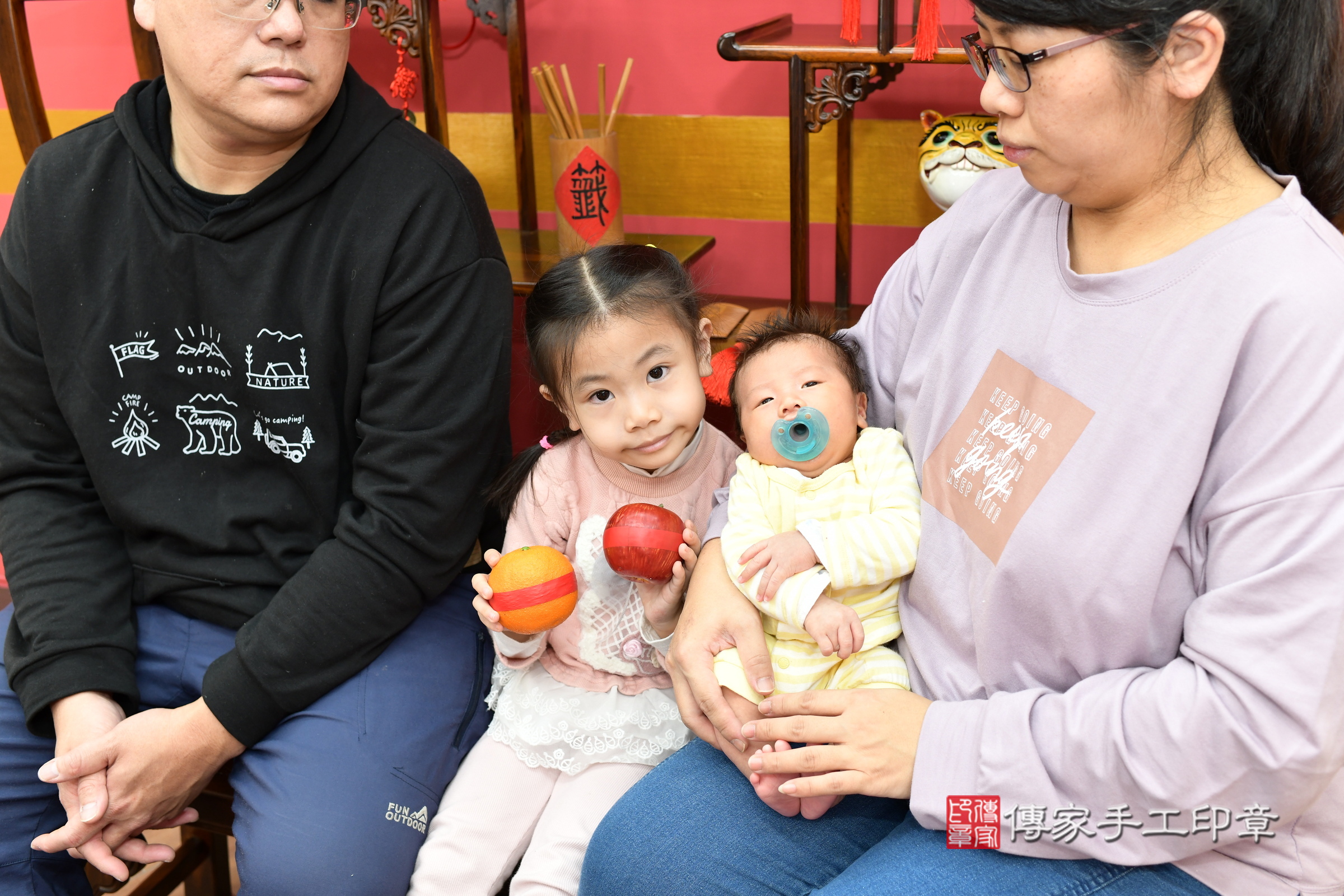 恩恩寶寶(新北市永和區嬰兒寶寶滿月剃頭理髮、嬰兒剃胎毛儀式吉祥話)。中國風會場，爸媽寶貝穿「日中韓」古裝禮服。專業拍照、證書。★購買「臍帶章、肚臍章、胎毛筆刷印章」贈送：剃頭、收涎、抓周，三選一。2025.1.26，照片12
