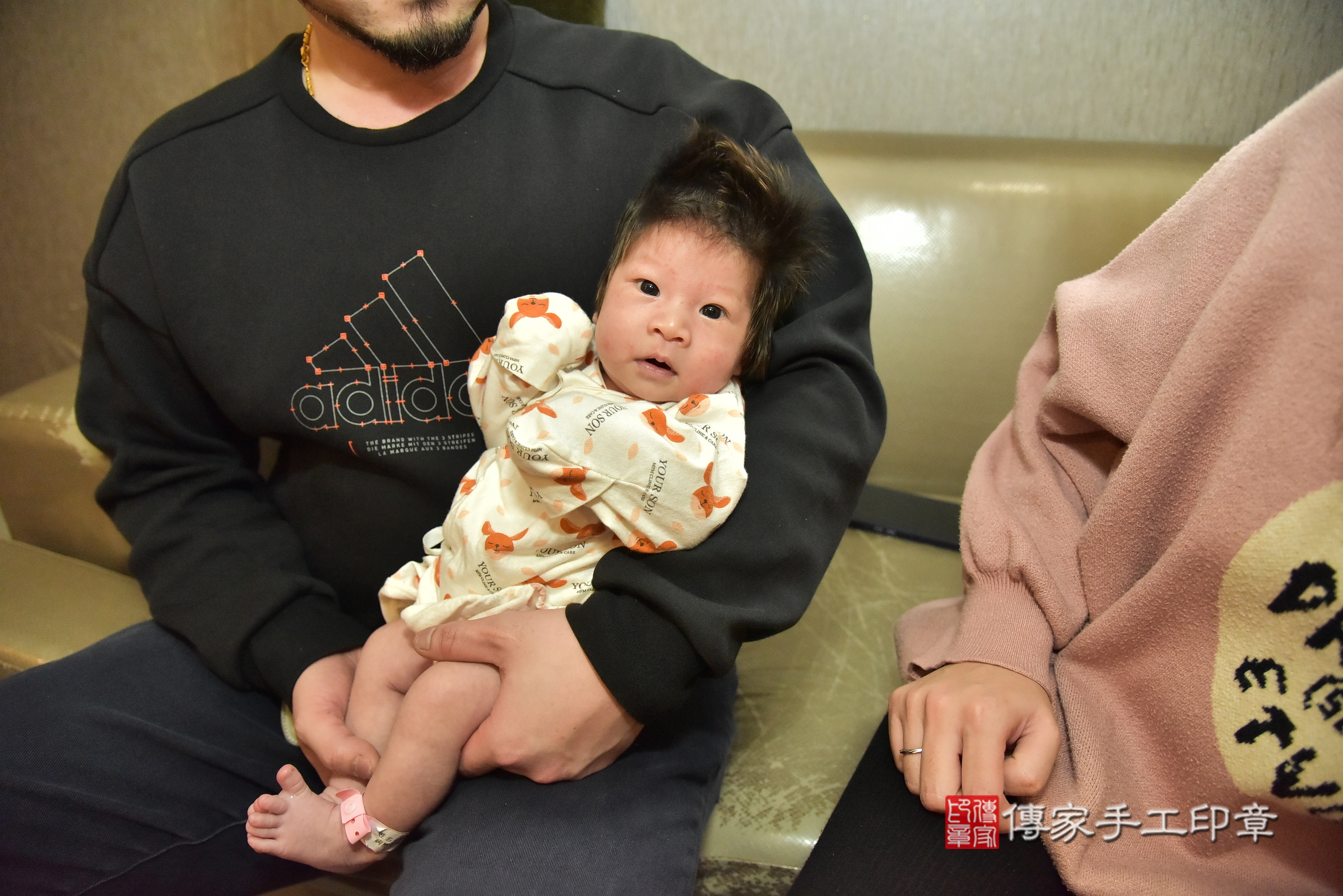 淇淇寶寶(新北市永和區到府嬰兒淇淇寶寶滿月剃頭理髮、到府嬰兒剃胎毛儀式吉祥話)。到府剃頭剃胎毛主持、專業拍照、證書。★購買「臍帶章、肚臍章、胎毛筆刷印章」贈送：剃頭、收涎、抓周，三選一。2025.1.25，照片2