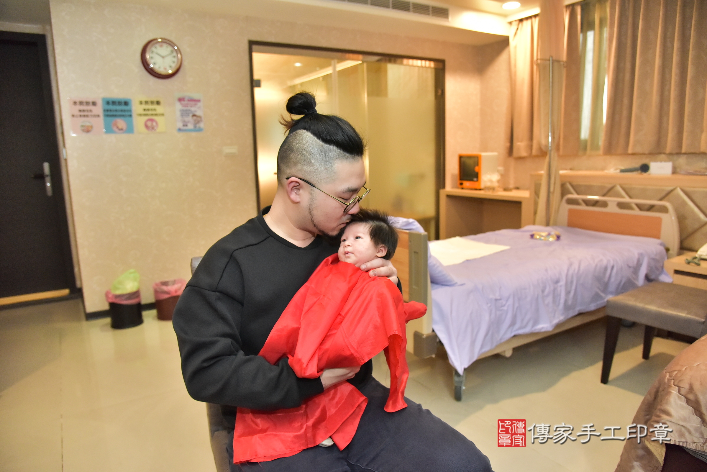 淇淇寶寶(新北市永和區到府嬰兒淇淇寶寶滿月剃頭理髮、到府嬰兒剃胎毛儀式吉祥話)。到府剃頭剃胎毛主持、專業拍照、證書。★購買「臍帶章、肚臍章、胎毛筆刷印章」贈送：剃頭、收涎、抓周，三選一。2025.1.25，照片13