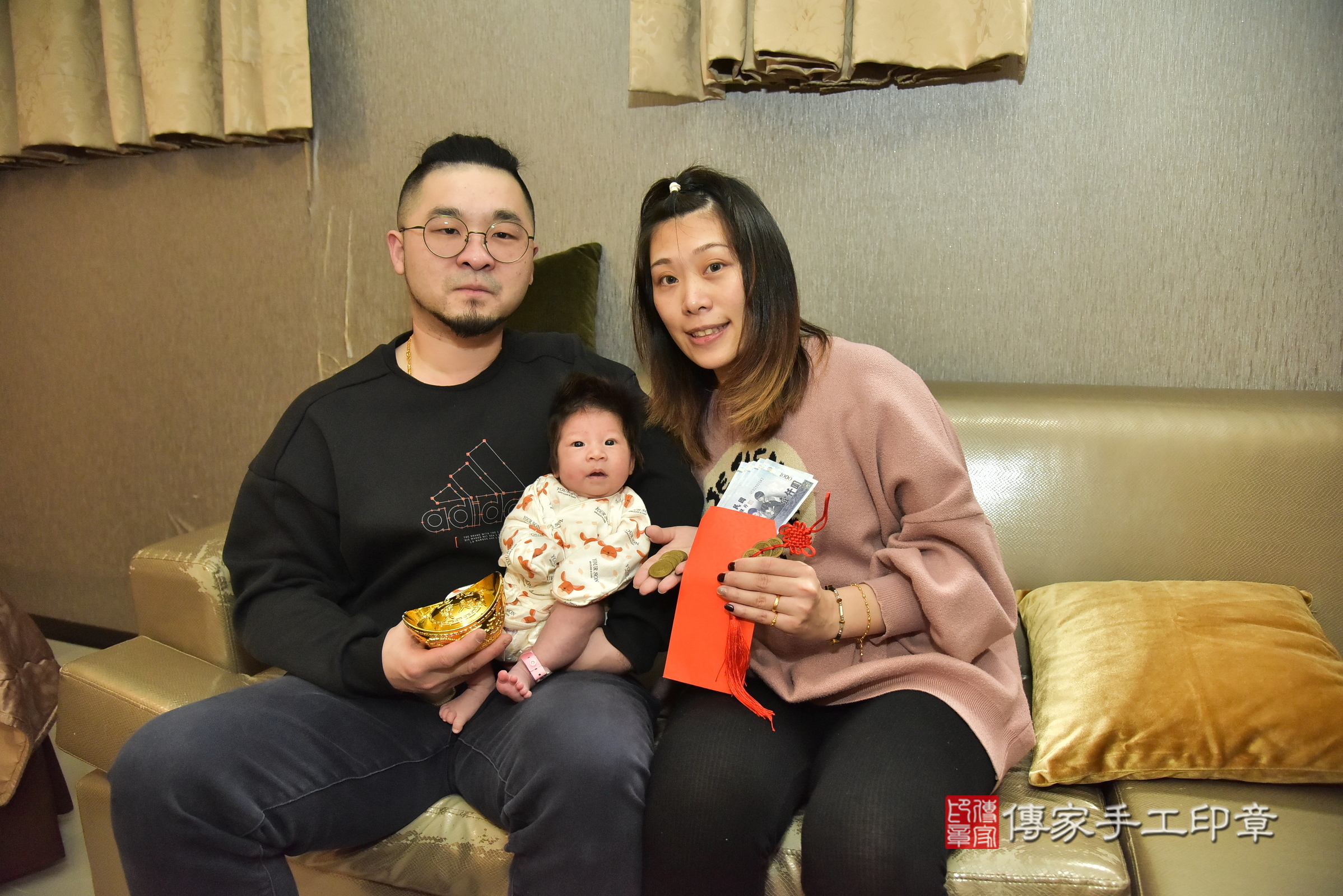 淇淇寶寶(新北市永和區到府嬰兒淇淇寶寶滿月剃頭理髮、到府嬰兒剃胎毛儀式吉祥話)。到府剃頭剃胎毛主持、專業拍照、證書。★購買「臍帶章、肚臍章、胎毛筆刷印章」贈送：剃頭、收涎、抓周，三選一。2025.1.25，照片11