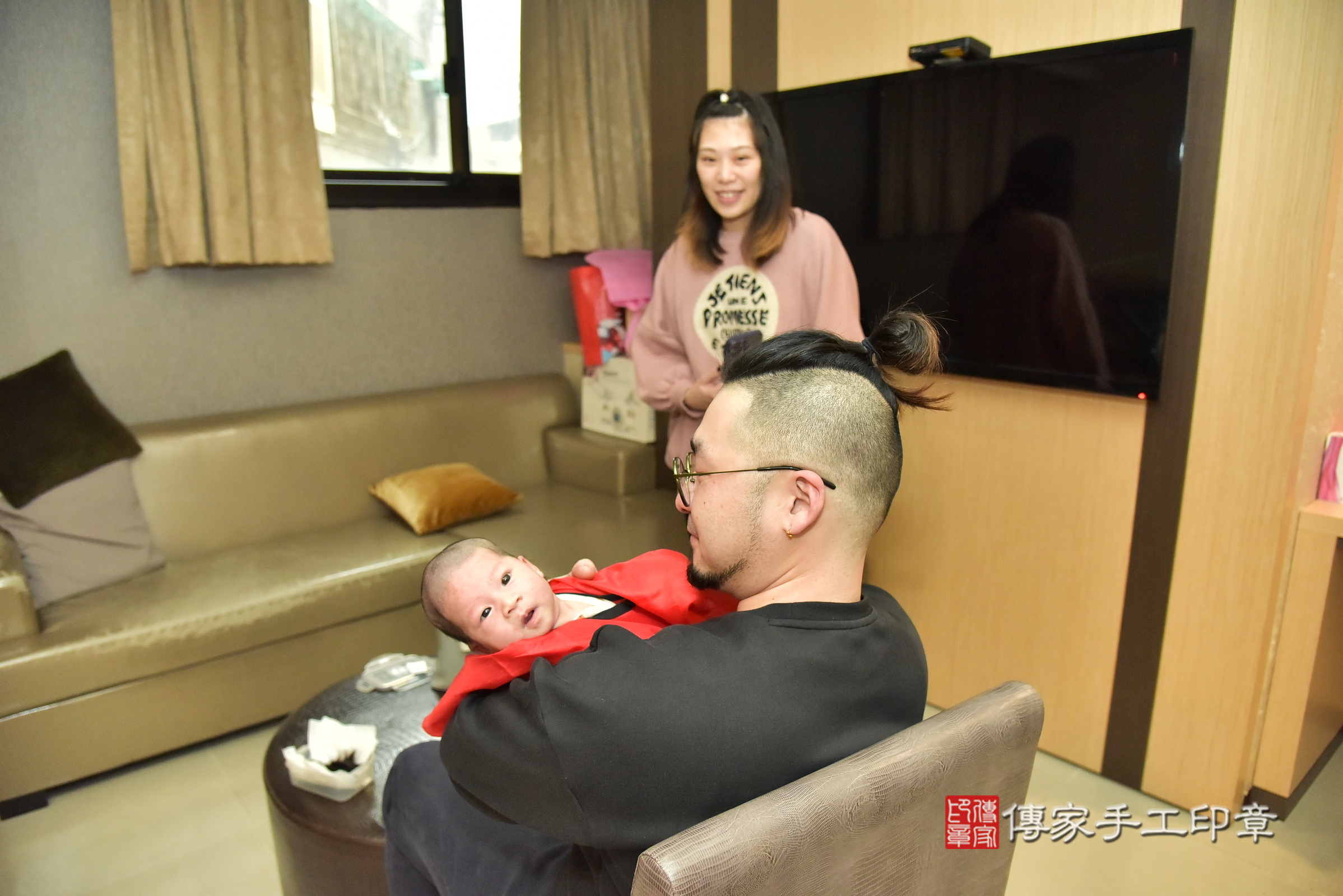 淇淇寶寶(新北市永和區到府嬰兒淇淇寶寶滿月剃頭理髮、到府嬰兒剃胎毛儀式吉祥話)。到府剃頭剃胎毛主持、專業拍照、證書。★購買「臍帶章、肚臍章、胎毛筆刷印章」贈送：剃頭、收涎、抓周，三選一。2025.1.25，照片14