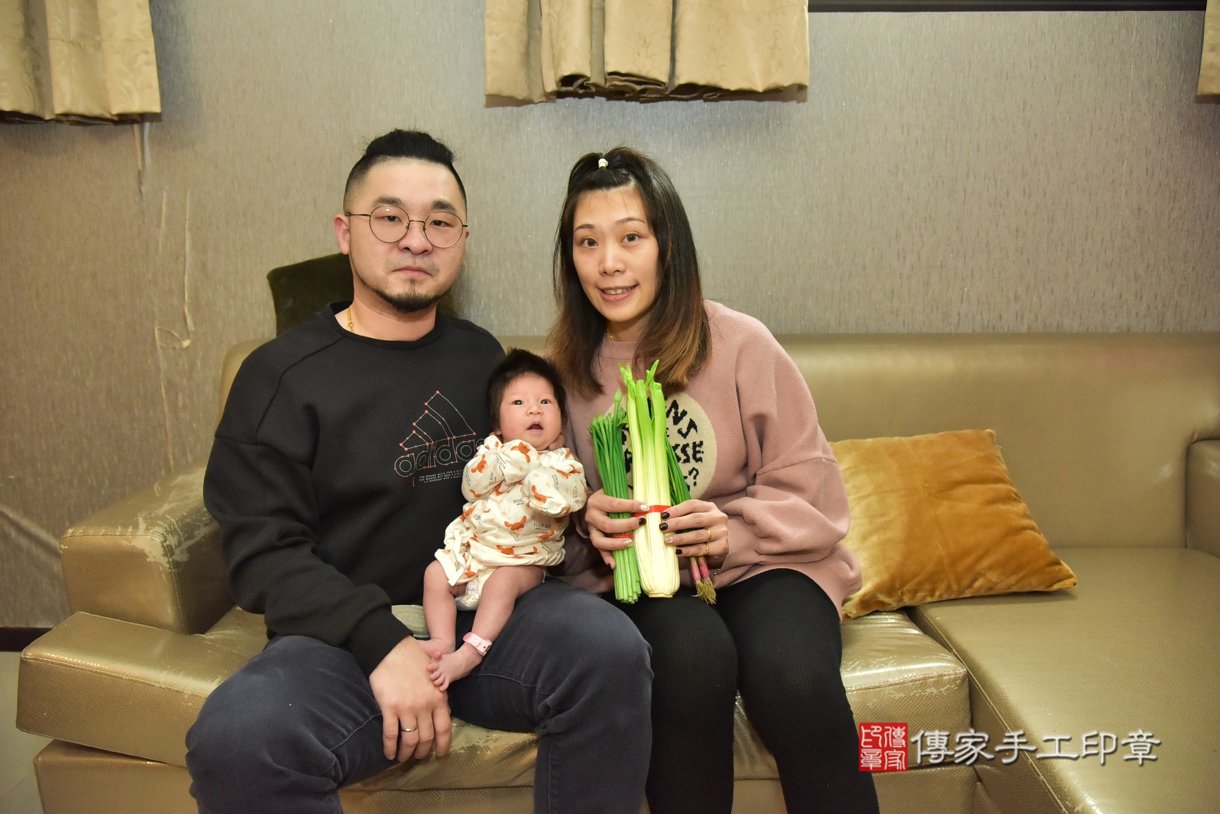 淇淇寶寶(新北市永和區到府嬰兒淇淇寶寶滿月剃頭理髮、到府嬰兒剃胎毛儀式吉祥話)。到府剃頭剃胎毛主持、專業拍照、證書。★購買「臍帶章、肚臍章、胎毛筆刷印章」贈送：剃頭、收涎、抓周，三選一。2025.1.25，照片9
