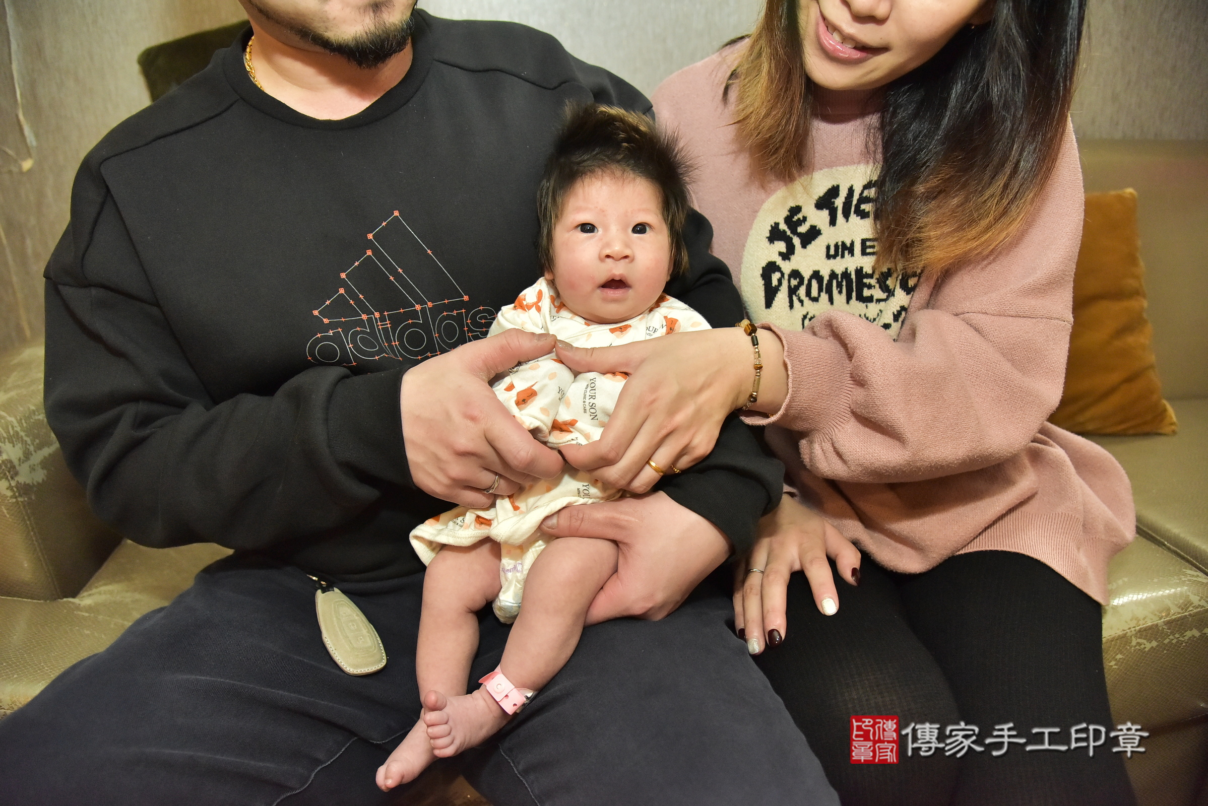 淇淇寶寶(新北市永和區到府嬰兒淇淇寶寶滿月剃頭理髮、到府嬰兒剃胎毛儀式吉祥話)。到府剃頭剃胎毛主持、專業拍照、證書。★購買「臍帶章、肚臍章、胎毛筆刷印章」贈送：剃頭、收涎、抓周，三選一。2025.1.25，照片3
