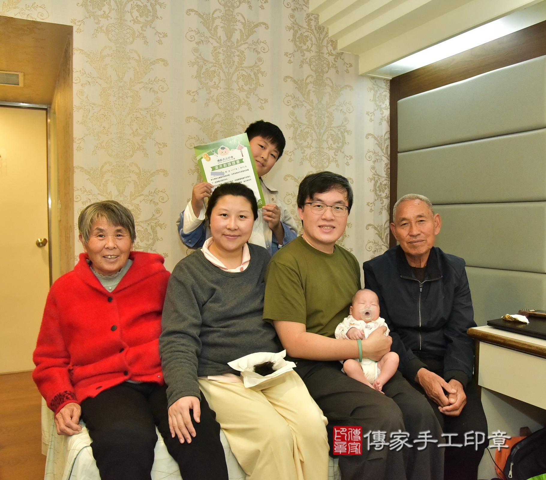 小熹寶寶(台北市大安區到府嬰兒小熹寶寶滿月剃頭理髮、到府嬰兒剃胎毛儀式吉祥話)。到府剃頭剃胎毛主持、專業拍照、證書。★購買「臍帶章、肚臍章、胎毛筆刷印章」贈送：剃頭、收涎、抓周，三選一。2025.1.26，照片15