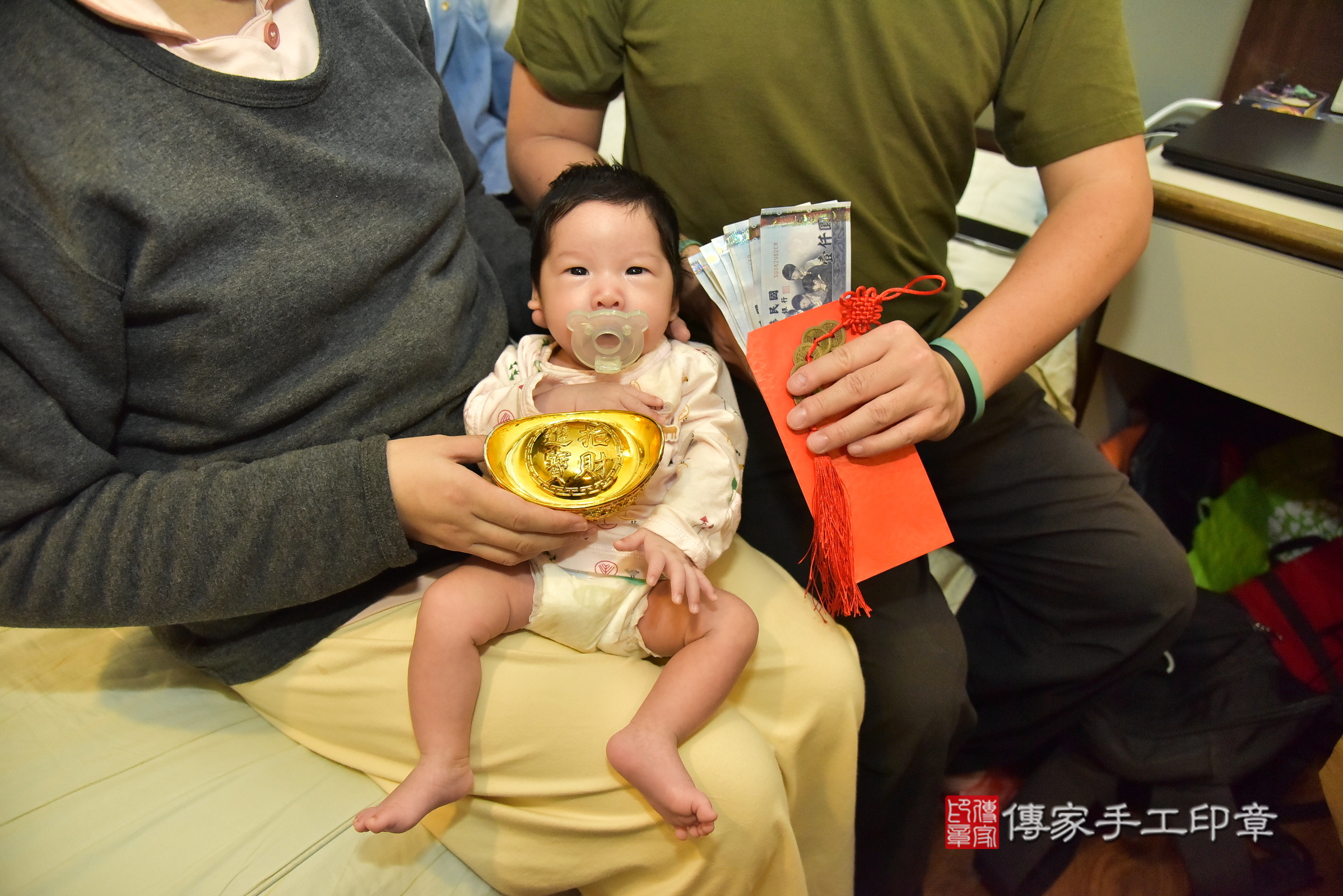 小熹寶寶(台北市大安區到府嬰兒小熹寶寶滿月剃頭理髮、到府嬰兒剃胎毛儀式吉祥話)。到府剃頭剃胎毛主持、專業拍照、證書。★購買「臍帶章、肚臍章、胎毛筆刷印章」贈送：剃頭、收涎、抓周，三選一。2025.1.26，照片10