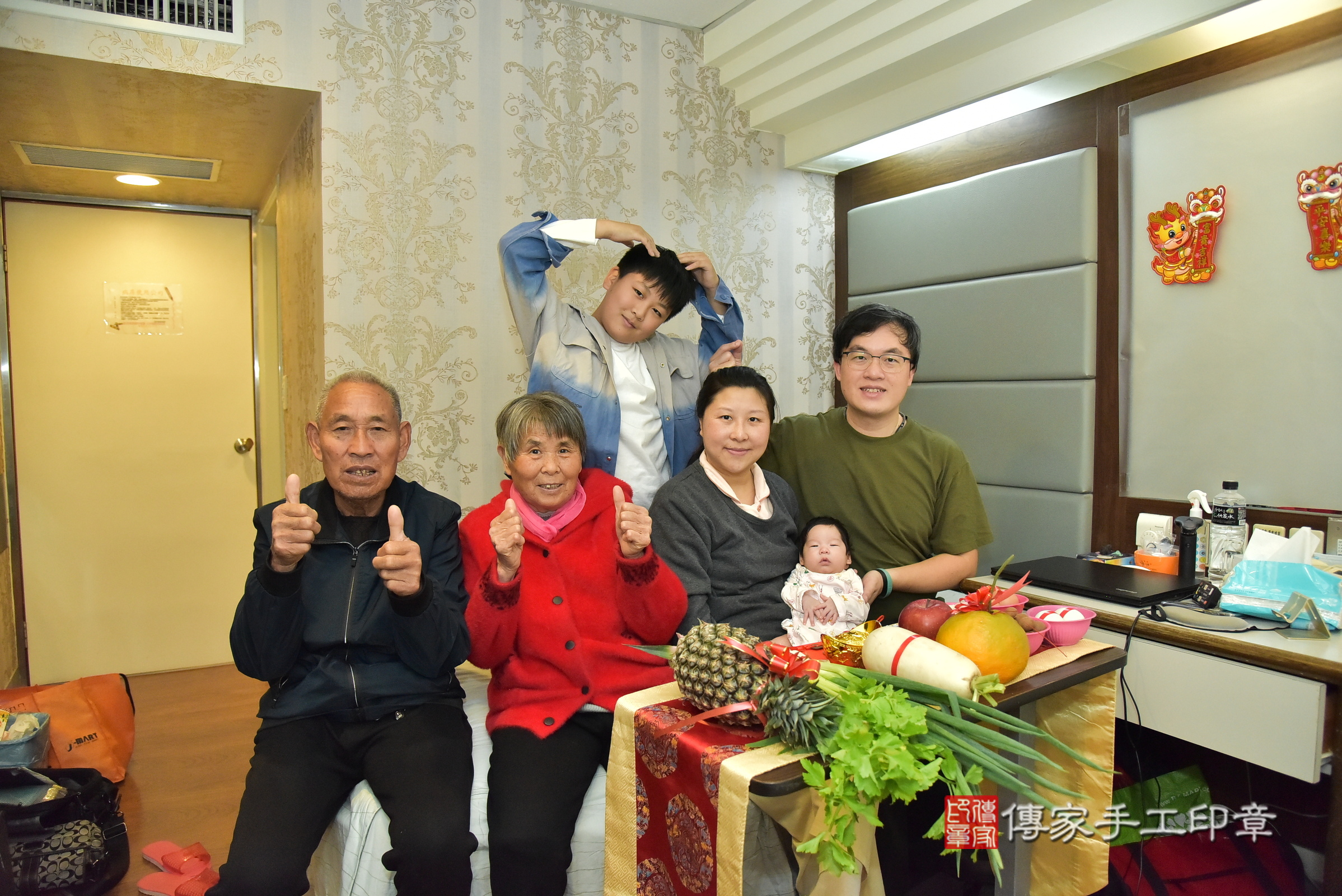 小熹寶寶(台北市大安區到府嬰兒小熹寶寶滿月剃頭理髮、到府嬰兒剃胎毛儀式吉祥話)。到府剃頭剃胎毛主持、專業拍照、證書。★購買「臍帶章、肚臍章、胎毛筆刷印章」贈送：剃頭、收涎、抓周，三選一。2025.1.26，照片3