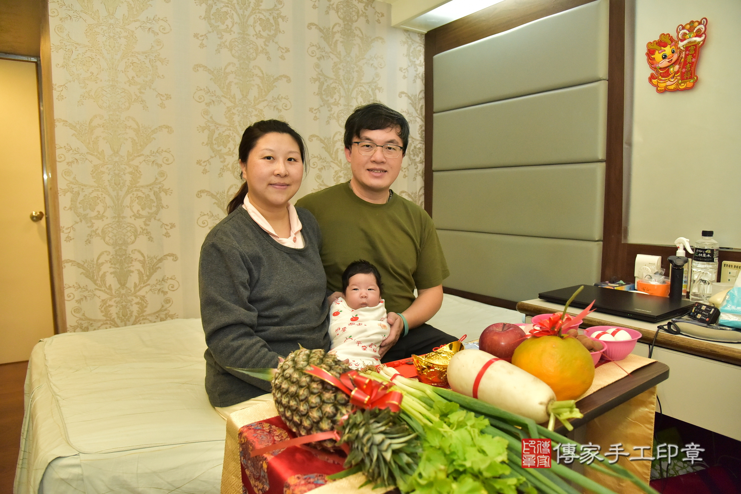 小熹寶寶(台北市大安區到府嬰兒小熹寶寶滿月剃頭理髮、到府嬰兒剃胎毛儀式吉祥話)。到府剃頭剃胎毛主持、專業拍照、證書。★購買「臍帶章、肚臍章、胎毛筆刷印章」贈送：剃頭、收涎、抓周，三選一。2025.1.26，照片2