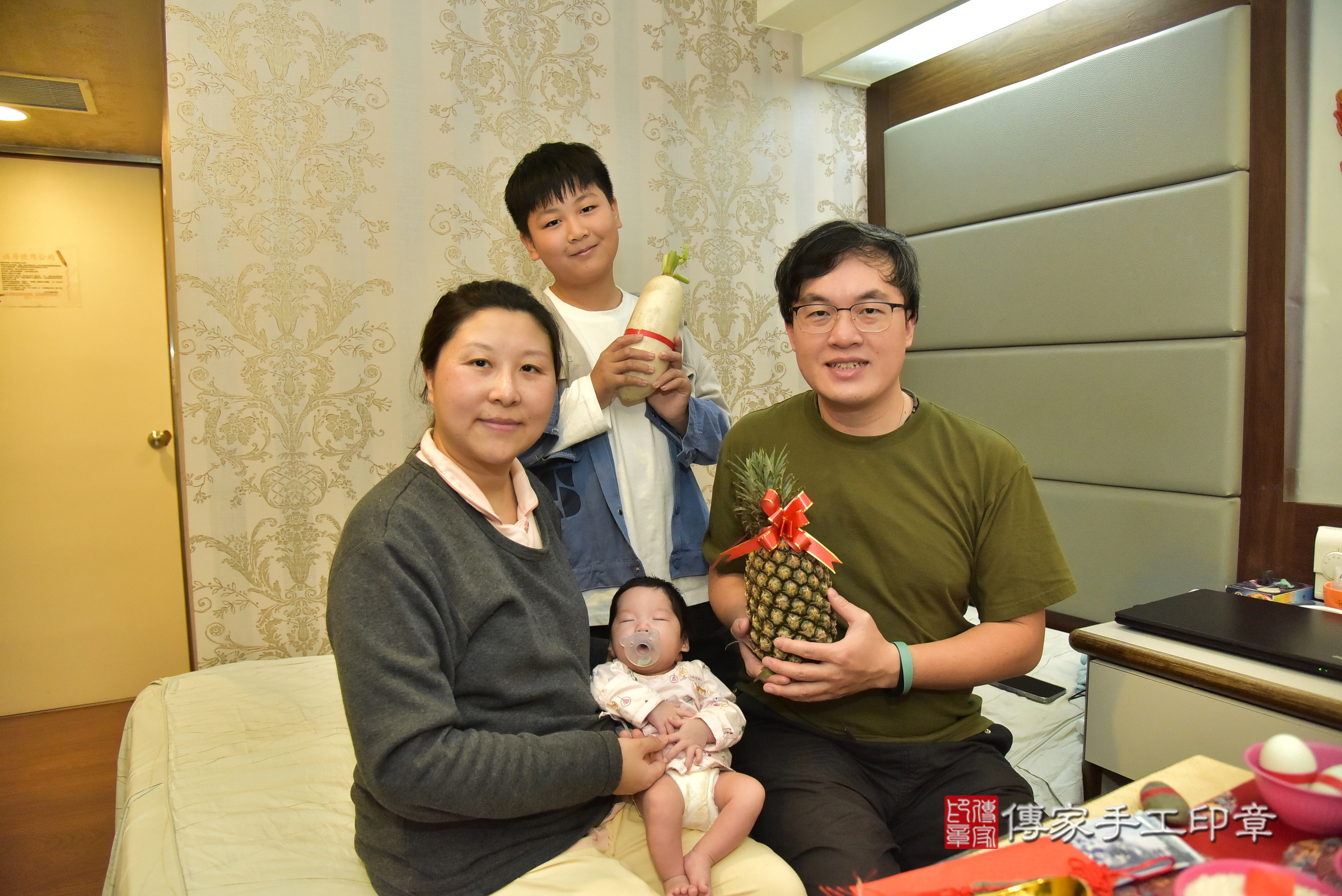 小熹寶寶(台北市大安區到府嬰兒小熹寶寶滿月剃頭理髮、到府嬰兒剃胎毛儀式吉祥話)。到府剃頭剃胎毛主持、專業拍照、證書。★購買「臍帶章、肚臍章、胎毛筆刷印章」贈送：剃頭、收涎、抓周，三選一。2025.1.26，照片7