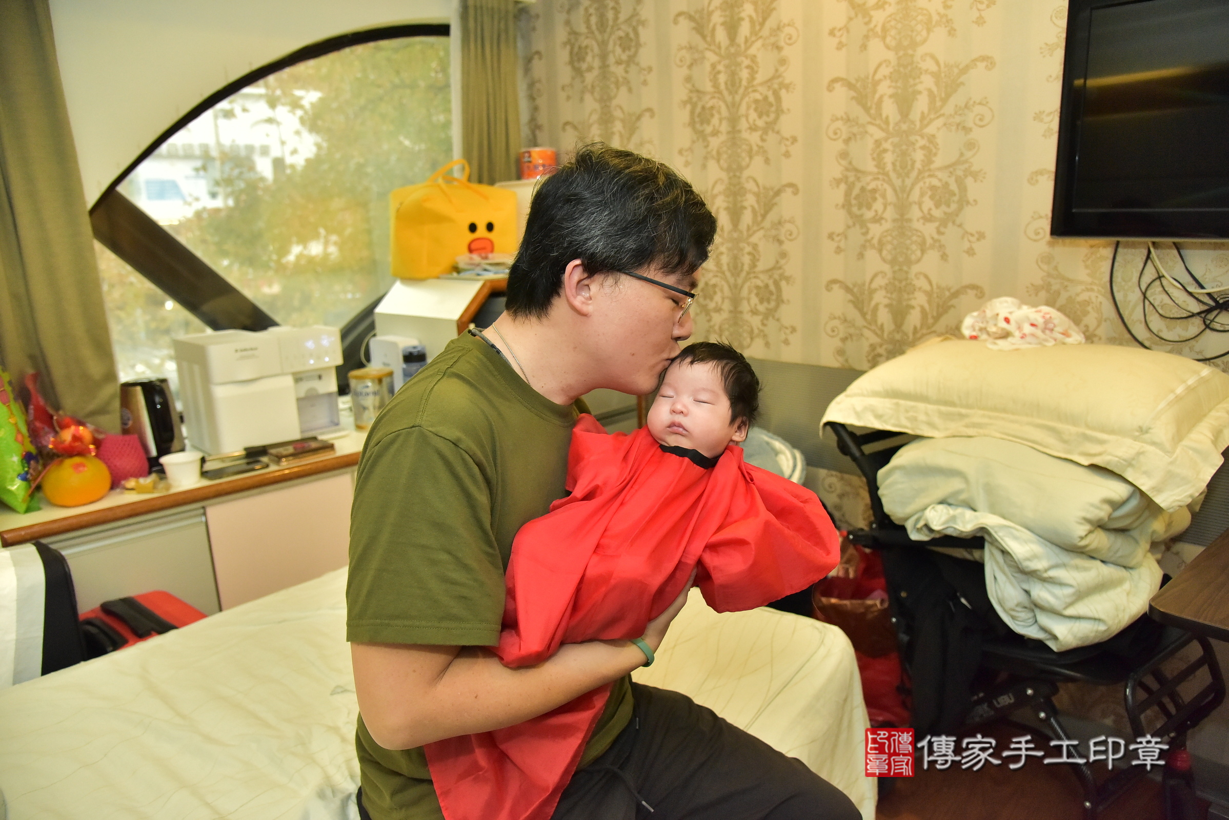小熹寶寶(台北市大安區到府嬰兒小熹寶寶滿月剃頭理髮、到府嬰兒剃胎毛儀式吉祥話)。到府剃頭剃胎毛主持、專業拍照、證書。★購買「臍帶章、肚臍章、胎毛筆刷印章」贈送：剃頭、收涎、抓周，三選一。2025.1.26，照片12