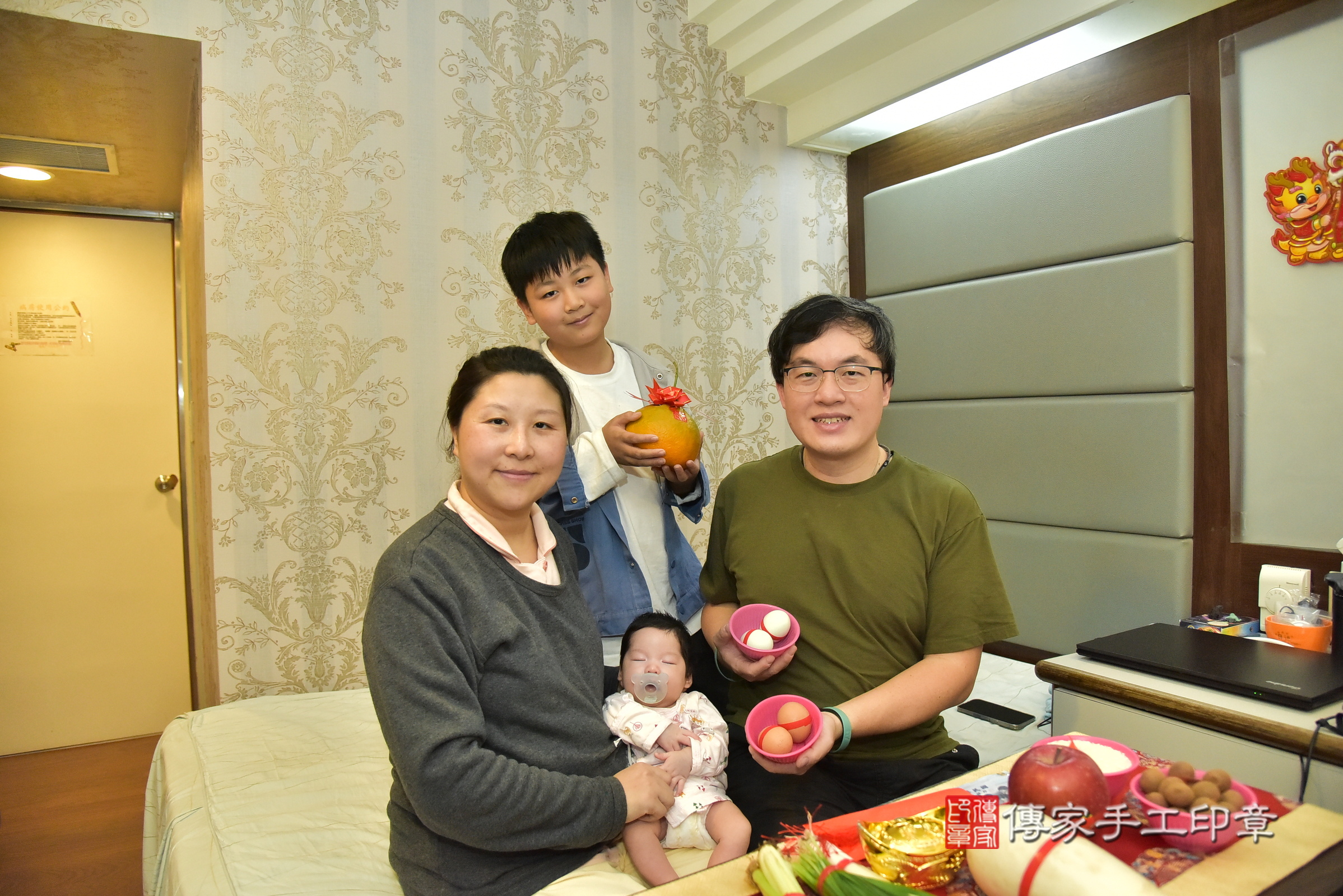 小熹寶寶(台北市大安區到府嬰兒小熹寶寶滿月剃頭理髮、到府嬰兒剃胎毛儀式吉祥話)。到府剃頭剃胎毛主持、專業拍照、證書。★購買「臍帶章、肚臍章、胎毛筆刷印章」贈送：剃頭、收涎、抓周，三選一。2025.1.26，照片5
