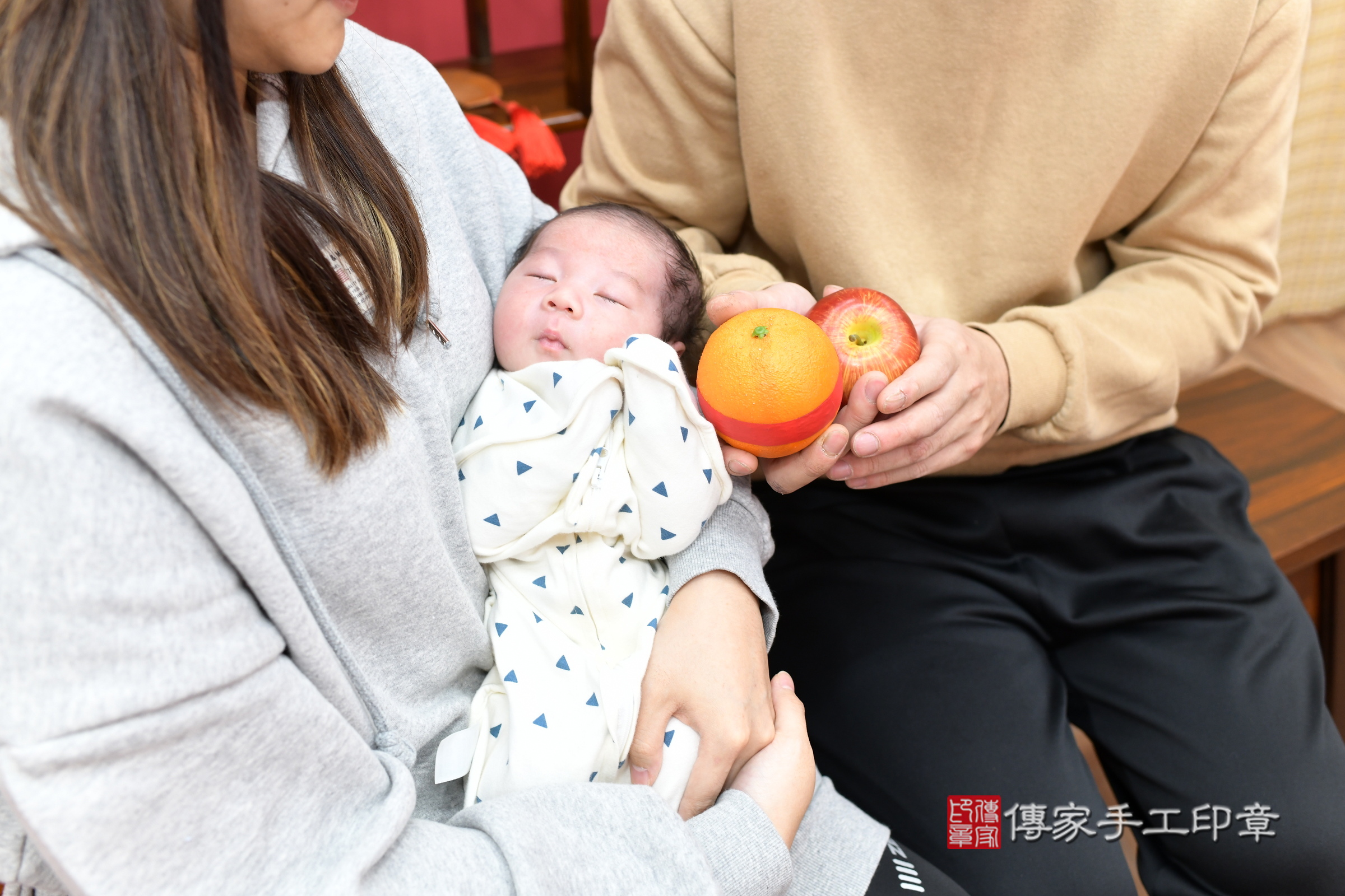 小睿寶寶(新北市永和區嬰兒寶寶滿月剃頭理髮、嬰兒剃胎毛儀式吉祥話)。中國風會場，爸媽寶貝穿「日中韓」古裝禮服。專業拍照、證書。★購買「臍帶章、肚臍章、胎毛筆刷印章」贈送：剃頭、收涎、抓周，三選一。2025.1.27，照片6