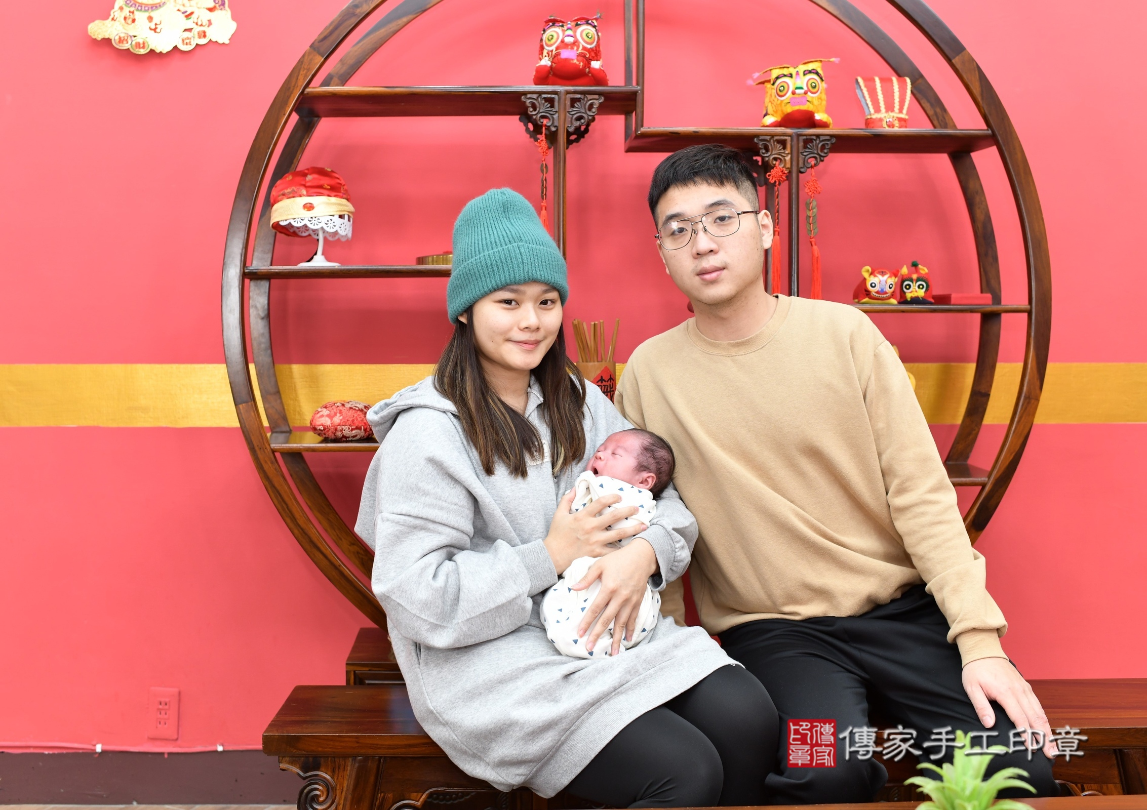 小睿寶寶(新北市永和區嬰兒寶寶滿月剃頭理髮、嬰兒剃胎毛儀式吉祥話)。中國風會場，爸媽寶貝穿「日中韓」古裝禮服。專業拍照、證書。★購買「臍帶章、肚臍章、胎毛筆刷印章」贈送：剃頭、收涎、抓周，三選一。2025.1.27，照片2