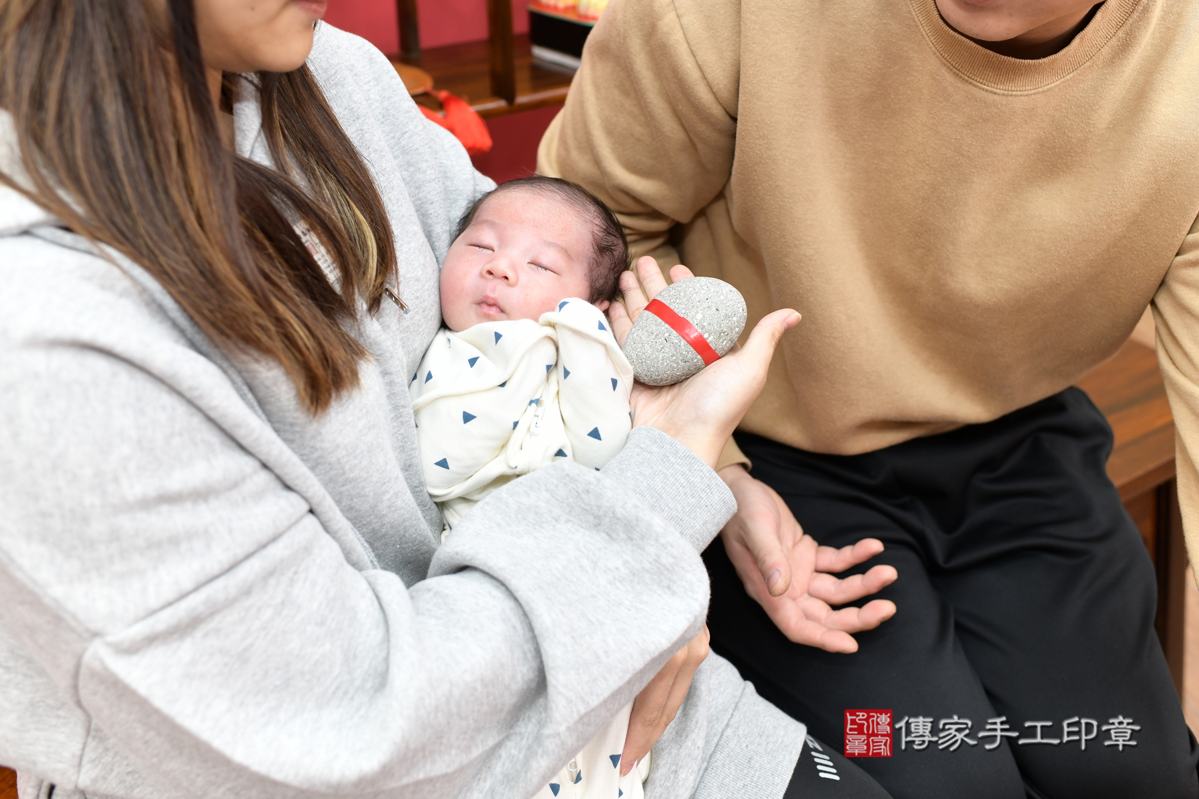 小睿寶寶(新北市永和區嬰兒寶寶滿月剃頭理髮、嬰兒剃胎毛儀式吉祥話)。中國風會場，爸媽寶貝穿「日中韓」古裝禮服。專業拍照、證書。★購買「臍帶章、肚臍章、胎毛筆刷印章」贈送：剃頭、收涎、抓周，三選一。2025.1.27，照片7