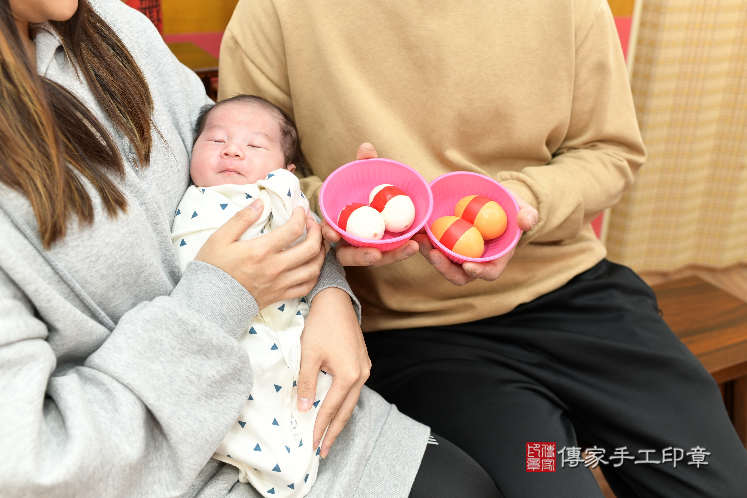 小睿寶寶(新北市永和區嬰兒寶寶滿月剃頭理髮、嬰兒剃胎毛儀式吉祥話)。中國風會場，爸媽寶貝穿「日中韓」古裝禮服。專業拍照、證書。★購買「臍帶章、肚臍章、胎毛筆刷印章」贈送：剃頭、收涎、抓周，三選一。2025.1.27，照片3