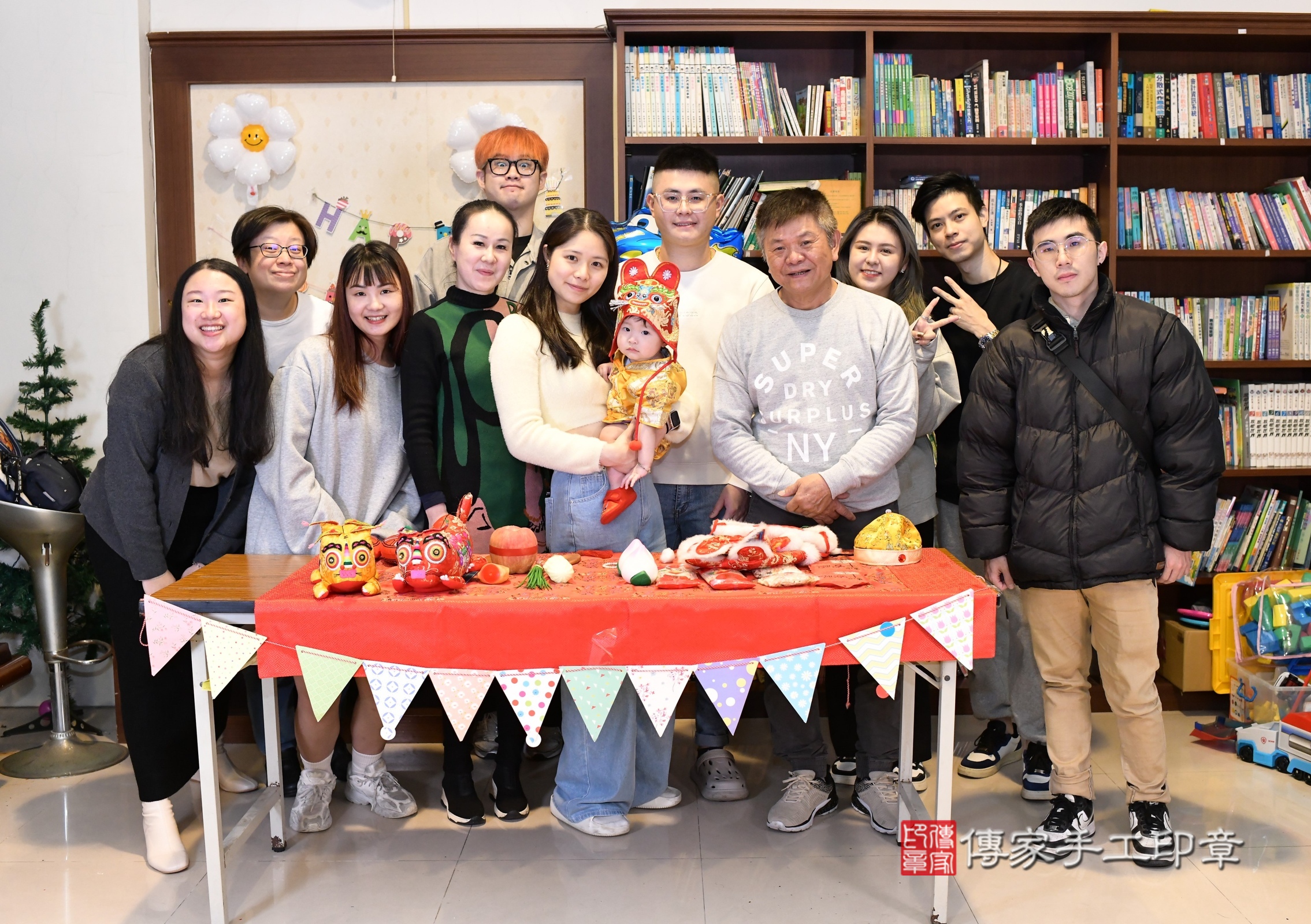 新北市永和區安安寶寶抓周推薦：傳家新北店到府抓周，嬰兒古禮抓周流程儀式吉祥話、抓周道具物品24種、拍照。抓周證書。2025.1.25，照片19