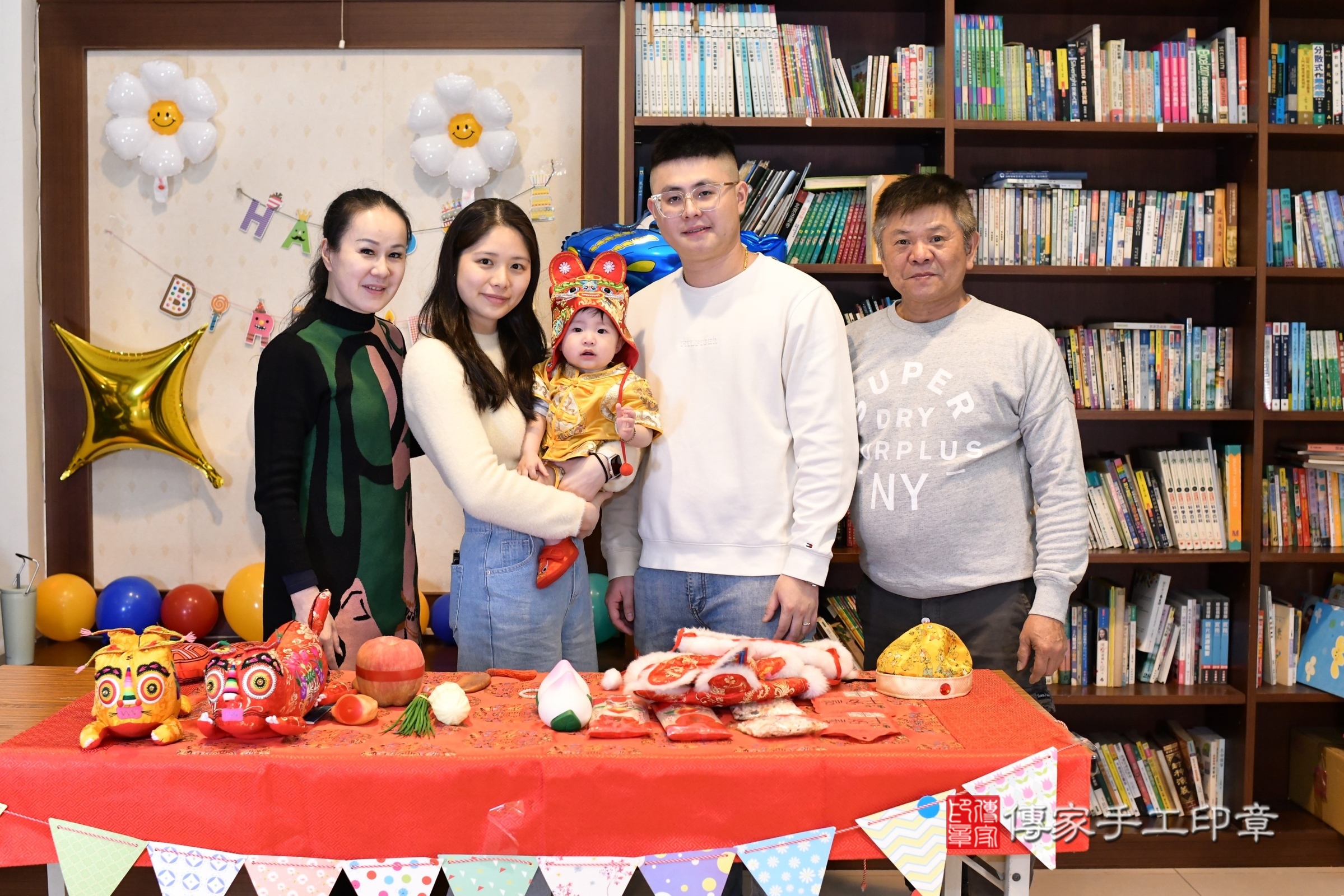 新北市永和區安安寶寶抓周推薦：傳家新北店到府抓周，嬰兒古禮抓周流程儀式吉祥話、抓周道具物品24種、拍照。抓周證書。2025.1.25，照片6