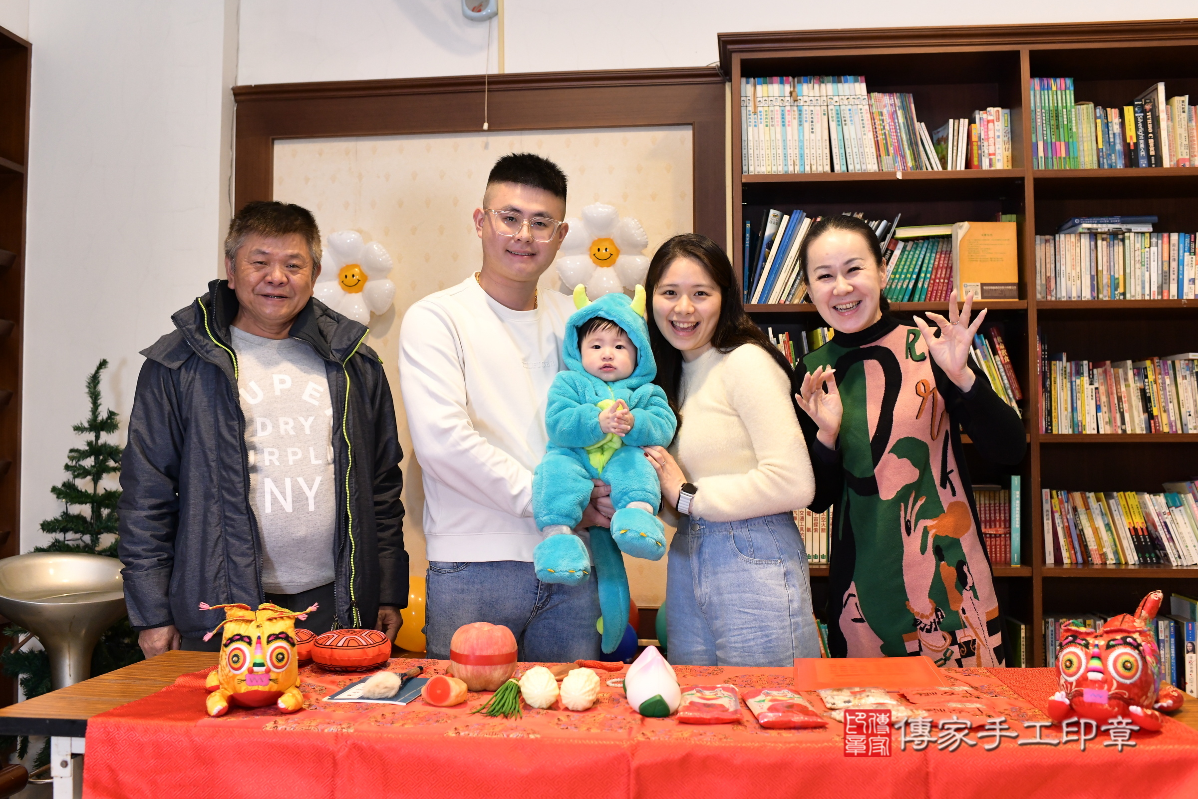 新北市永和區安安寶寶抓周推薦：傳家新北店到府抓周，嬰兒古禮抓周流程儀式吉祥話、抓周道具物品24種、拍照。抓周證書。2025.1.25，照片3