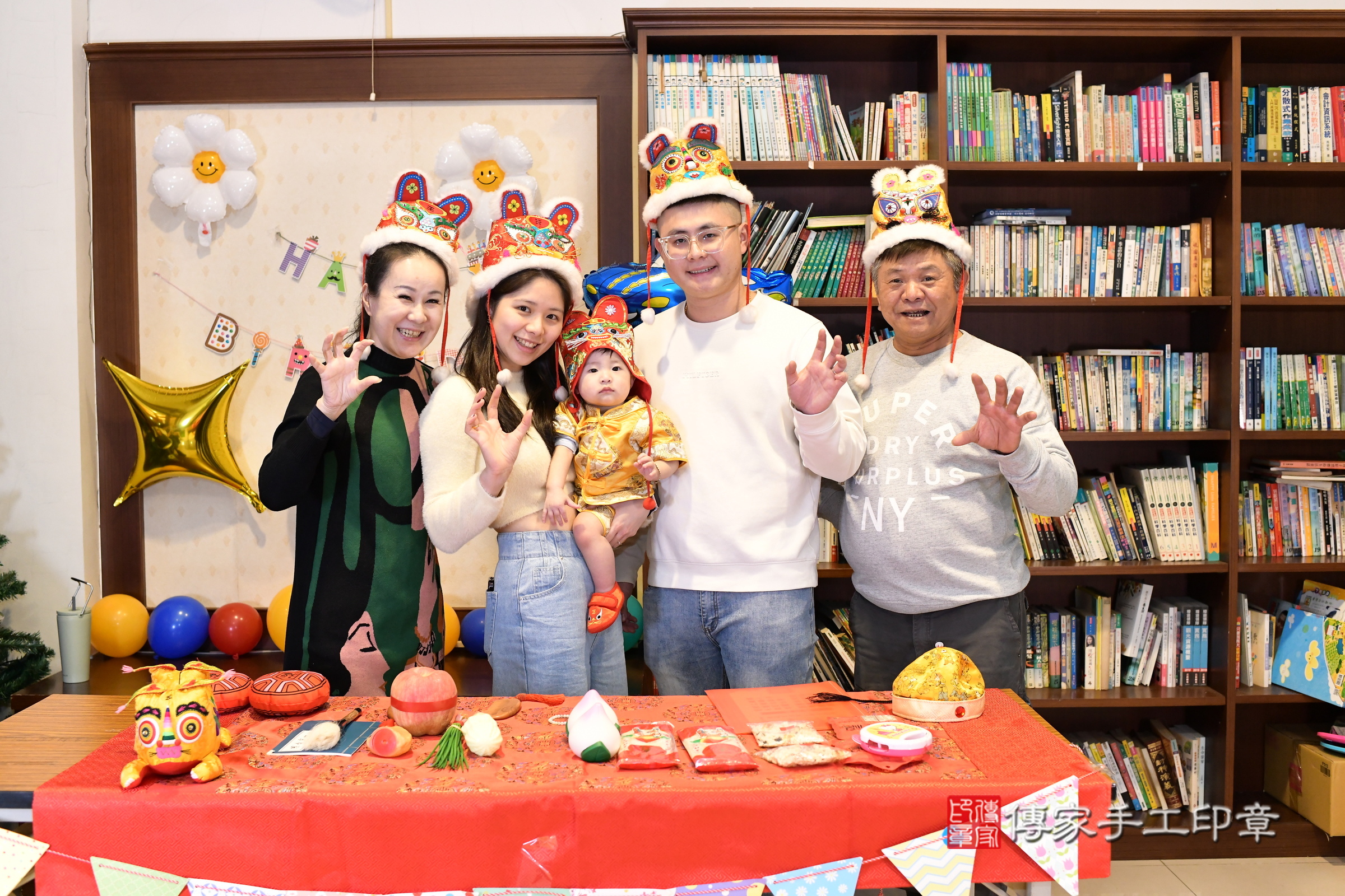 新北市永和區安安寶寶抓周推薦：傳家新北店到府抓周，嬰兒古禮抓周流程儀式吉祥話、抓周道具物品24種、拍照。抓周證書。2025.1.25，照片5